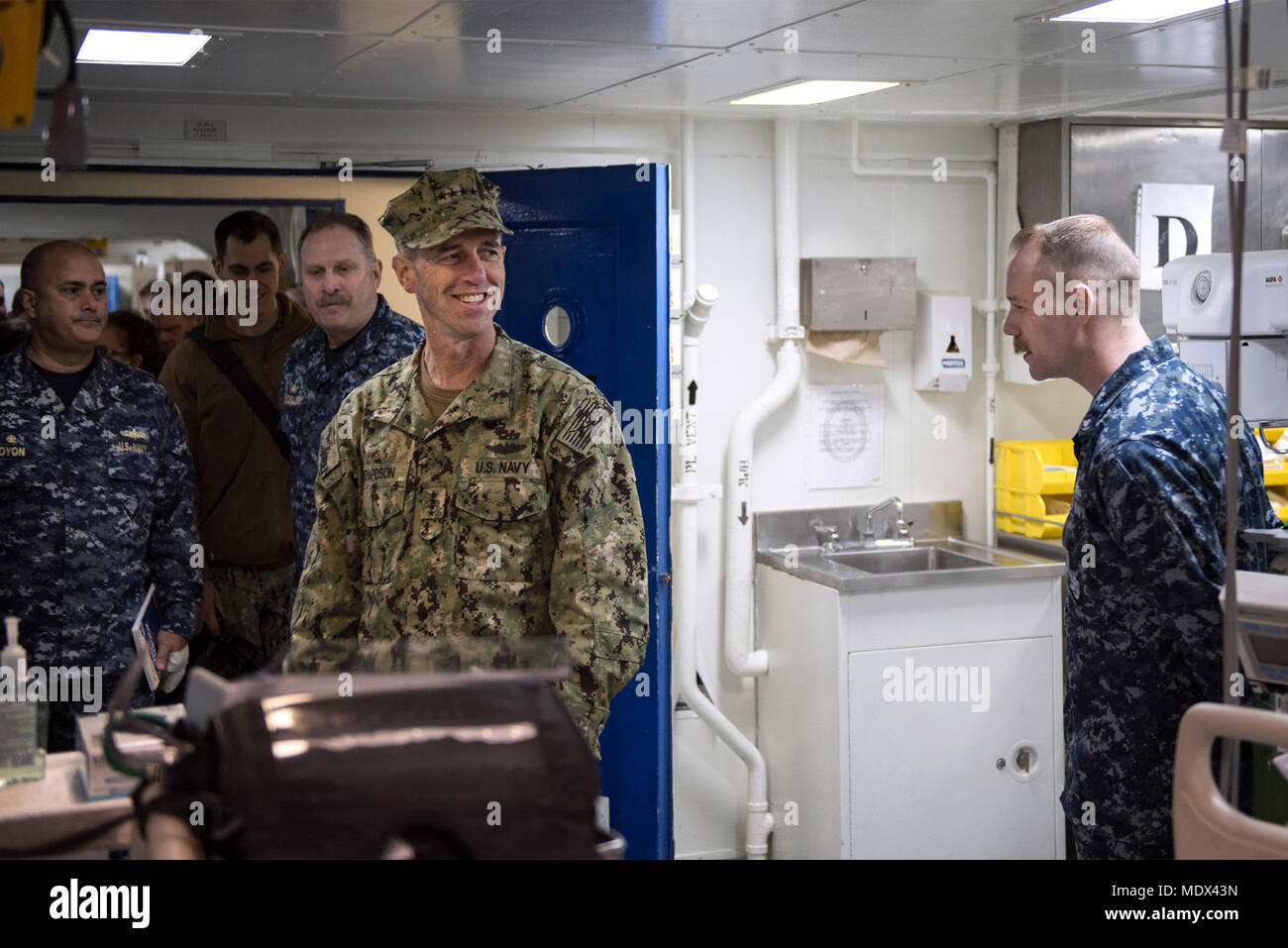 171216-N-WF 272-036 SASEBO, Japan (31. 16, 2017) Leiter der Naval Operations (CNO) Adm. John Richardson Touren die medizinischen Einrichtungen der Amphibisches Schiff USS BONHOMME RICHARD (LHD6) während einer Schiffstour. Die Tour von Bonhomme Richard ist Teil der geplanten Richardson's Besuch im Vorwärts - bereitgestellt Matrosen der USA 7 Flotte. Während seiner Zeit an Bord, CNO Richardson war in der Lage, mit deckplate Matrosen zu interagieren und Feedback von führenden Persönlichkeiten auf die kürzlich veröffentlichte umfassende Überprüfung erhalten, sowie das danken, die uns als die Ferien nähern. Bonhomme Richard, vorwärts-Bereitstellung Stockfoto