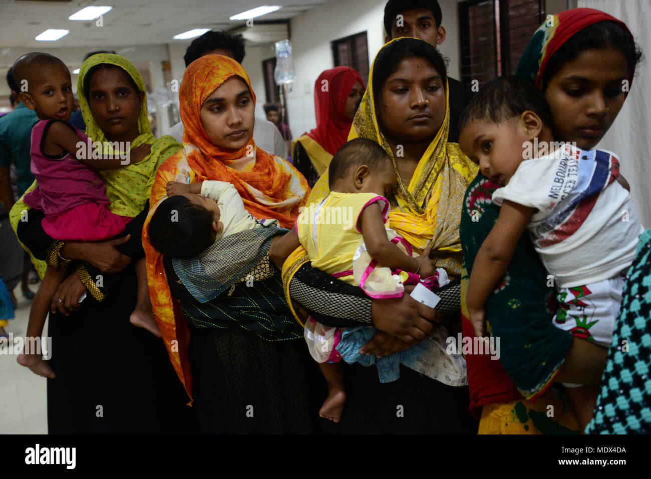 Kinder aus Bangladesh unter Durchfall mit ihrer Mutter im Internationalen Zentrum für Durchfall Erkrankungen, Bangladesh (ICDDR, B) Dha Stockfoto