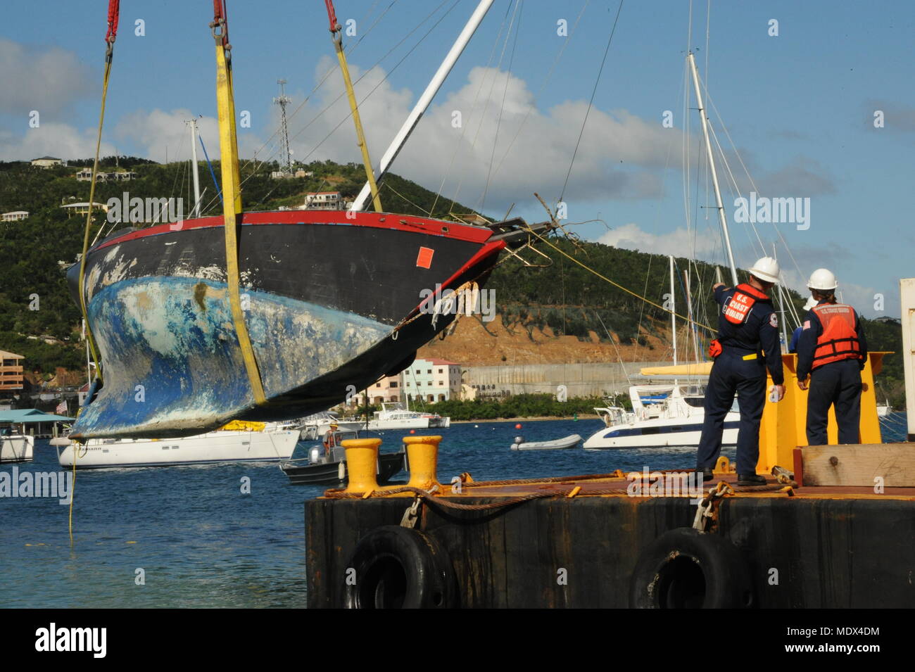 Coast Guard lt Jodie Knox, Sektor Lake Michigan, und Küstenwache Petty Officer 1st Class Brian Wood, Pacific Strike Team, überwachen die Aufhebung des Segelschiff Zitadelle in der Nähe von Red Hook, St. Thomas, U.S. Virgin Islands, Dez. 15, 2017. Coast Guard Männer und Frauen zur Unterstützung der Soforthilfe Funktion 10 U.S. Virgin Islands haben 459 Schiffe, die von den jüngsten Hurrikane Vertriebenen auf und rund um die Inseln St. Croix, St. Johannes und St. Thomas identifiziert. Coast Guard Foto von Buddy Farbstoff. Stockfoto