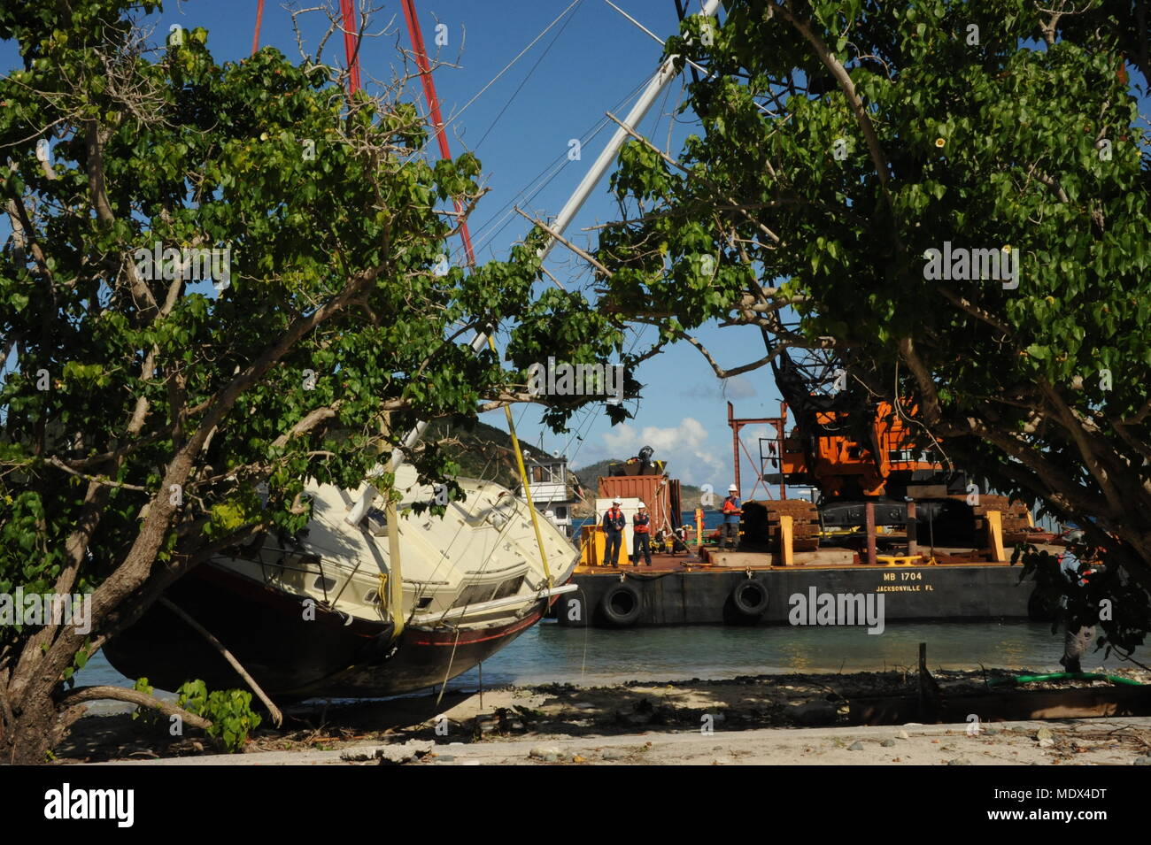 Coast Guard lt Jodie Knox, Sektor Lake Michigan, und Küstenwache Petty Officer 1st Class Brian Wood, Pacific Strike Team, überwachen die Aufhebung des Segelschiff Zitadelle von Marine lösen Gruppe in der Nähe von Red Hook, St. Thomas, U.S. Virgin Islands, Dez. 15, 2017. Coast Guard Männer und Frauen zur Unterstützung der Soforthilfe Funktion 10 U.S. Virgin Islands haben 459 Schiffe, die von den jüngsten Hurrikane Vertriebenen auf und rund um die Inseln St. Croix, St. Johannes und St. Thomas identifiziert. Coast Guard Foto von Buddy Farbstoff. Stockfoto