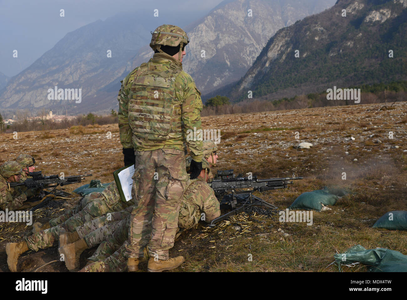 Us-Armee Fallschirmjäger auf das erste Bataillon zugeordnet, 503Rd Infanterie Regiment, 173Rd Airborne Brigade, Qualifizieren mit Ihren Maschinengewehr M 240 während der Dreharbeiten Übung in Rivoli Bianchi, Venzone, Italien, Dezember 07,2017. Die 173Rd Airborne Brigade ist der US-Armee Contingency Response Force in Europa, die in der Projektion bereit Kräfte überall in den USA in Europa, Afrika oder Zentrale Befehle Verantwortungsbereiche innerhalb von 18 Stunden. (U.S. Armee Foto von Antonio Bedin) Stockfoto