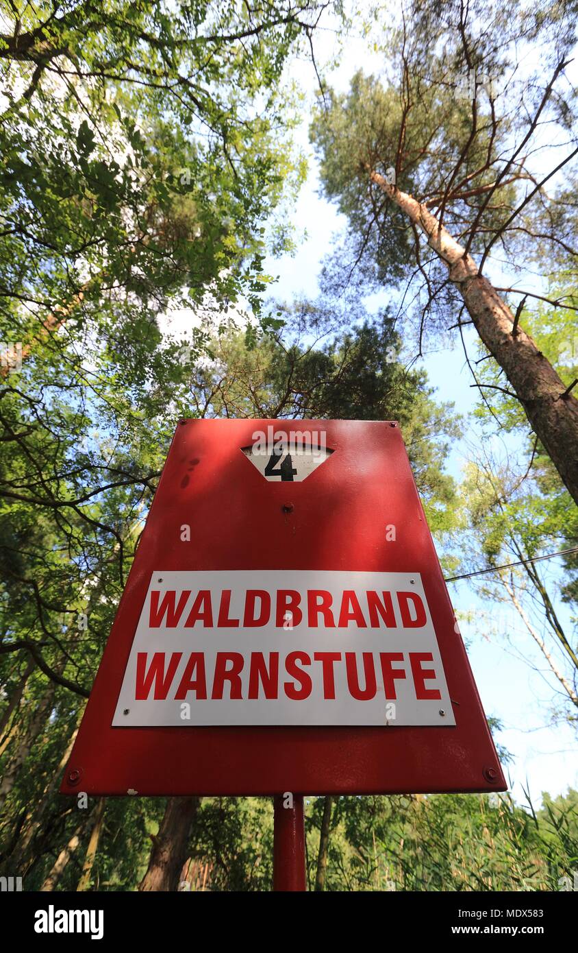 Der Waldbrand Alert Level 4 wird am 22. Juli angezeigt werden, 2014 auf einem Brett in Plotzky (Sachsen-Anhalt). In vielen Regionen der Waldbrand Gefahr extrem hoch ist. Foto: Jens Wolf/dpa | Verwendung weltweit Stockfoto