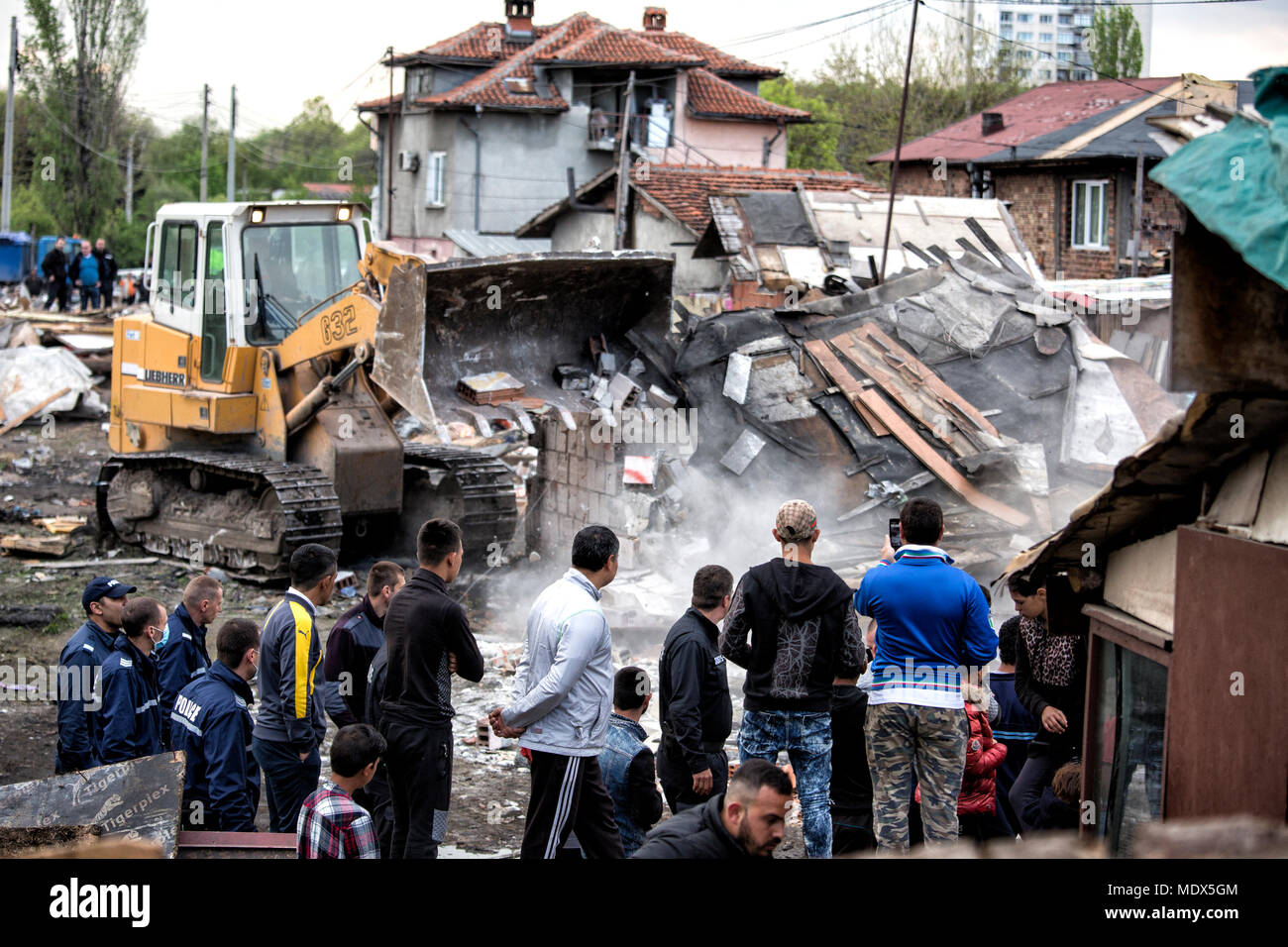 Die Bewohner beobachten, wie Planierraupen Häuser in der Roma Viertel von Sofia raze. Mindestens 20 Wohnungen, als illegal wurden von der lokalen Gemeinde zerstört, viele der ärmsten Familien Obdachlosen der Stadt verlassen. In ganz Bulgarien hat es eine Zunahme der Vertreibungen und Zerstörungen der illegalen Gehäuse, oftmals unverhältnismäßig, die Armen und die Minderheiten, die nicht mit einer Entschädigung noch alternative Gehäuse versehen. Stockfoto