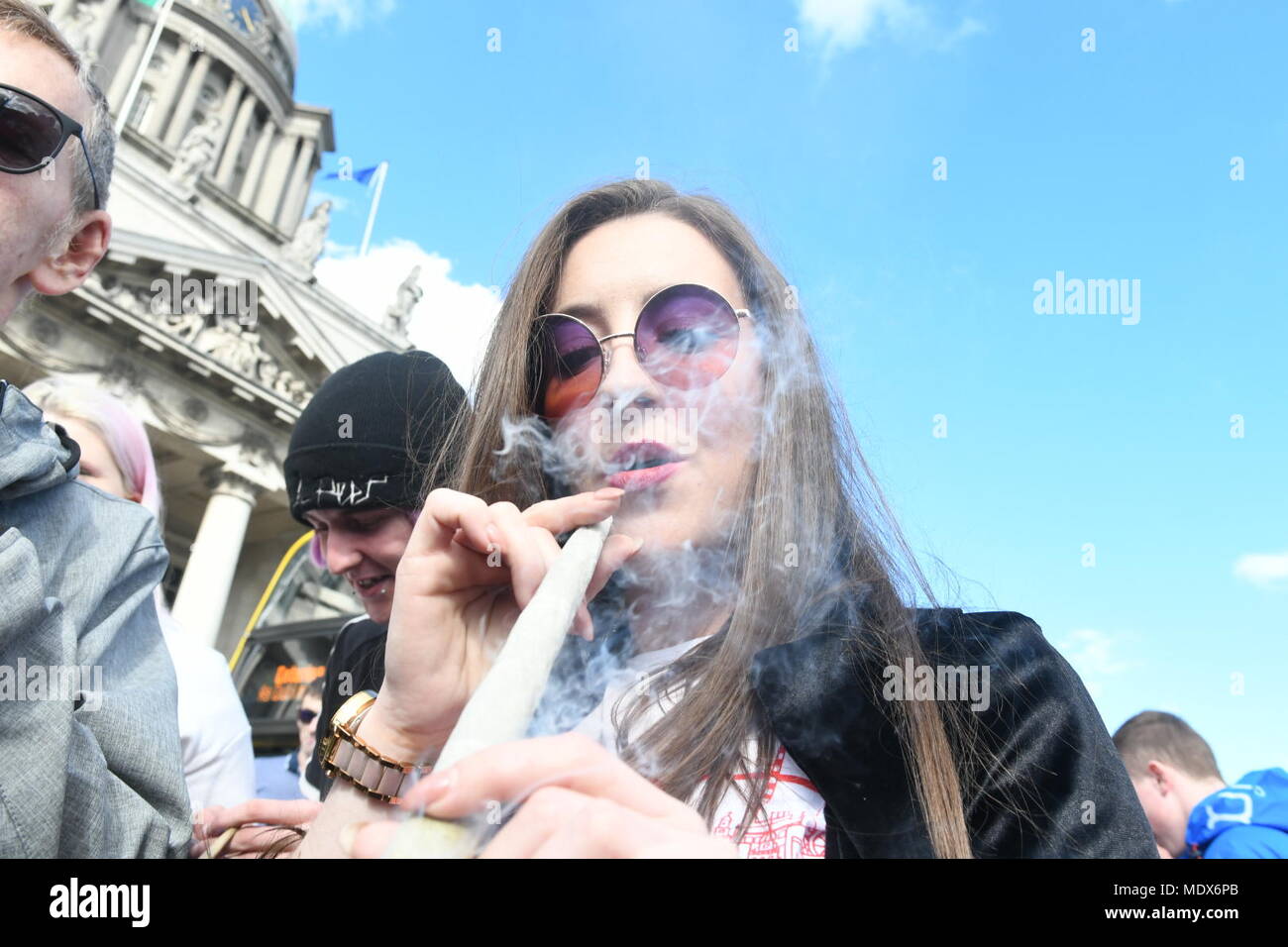 Dublin, Irland. April 2018 20. Irland: Menschen außerhalb der Regierung nahe stehenden Gebäude in Dublin sammeln Cannabis auf iternational Marihuana Tag Gutschrift zu Rauch: John Rooney/Alamy leben Nachrichten Stockfoto