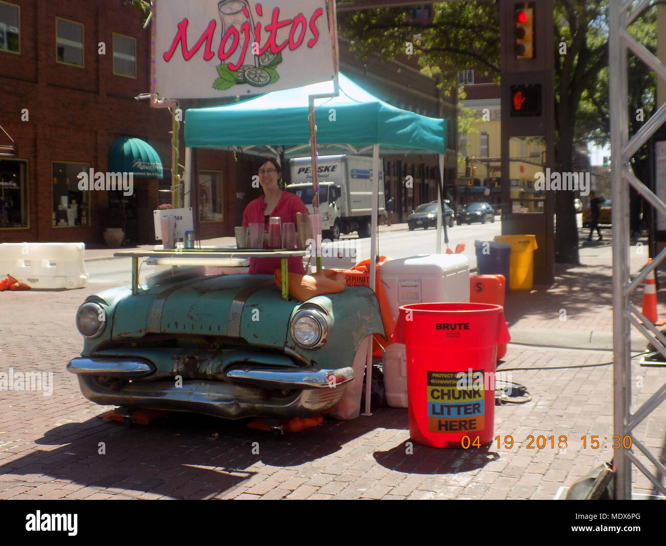 Mojitos Trinken an der Main Street Arts Festival in Fort Worth, TX Stand Stockfoto