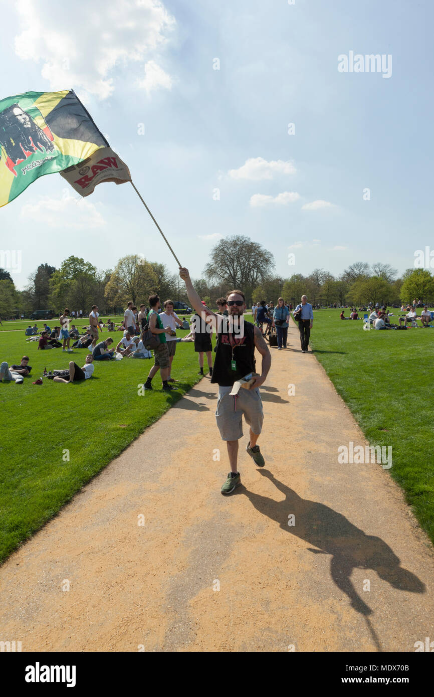 420 Tag Rallye: Hyde Park, London, UK, 20. April 2018. Hunderte von topfraucher geht es für die jährlichen 420 Tag Rallye im Hyde Park, London zur Partei und Rauch Cannabis unter dem wachsamen Auge der lokalen Polizei. Der Begriff "420" allgemein als Codewort für Kiffen, zu einer Gruppe von Teens in San Rafael, Kalifornien, die die Phrase 1971 als Slang für bis toking am 4 geprägt: 20:00 Uhr, er hat jetzt einen weltweiten Phänomen zugeschrieben bekannt geworden ist. Quelle: Steve Parkins/Alamy leben Nachrichten Stockfoto