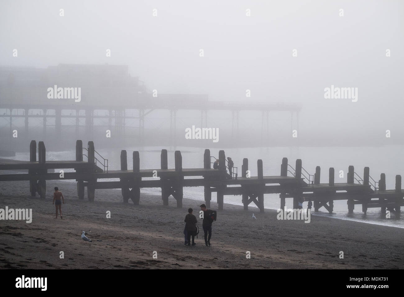 Aberystwyth Wales UK, Freitag, 20. April 2018 UK Wetter: als der Rest des Landes swelters in rekordverdächtigen April heiße Wetter, das Meer Nebel in Rollen von der Irischen See umschließen die Stadt Aberystwyth an der Westküste von Wales, die einen langweiligen Tag und kühle Temperaturen Foto © Keith Morris Credit: Keith Morris/Alamy leben Nachrichten Stockfoto