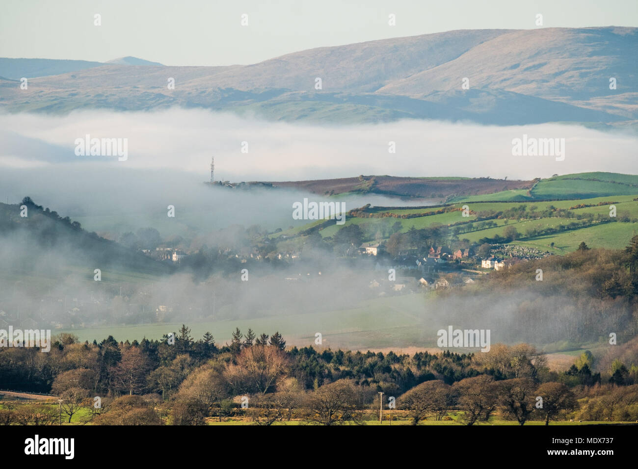 Aberystwyth Wales UK, Freitag, 20. April 2018 UK Wetter: als der Rest des Landes swelters in rekordverdächtigen April heiße Wetter, das Meer Nebel in Rollen von der Irischen See umschließen die Stadt Aberystwyth an der Westküste von Wales, die einen langweiligen Tag und kühle Temperaturen Foto © Keith Morris Credit: Keith Morris/Alamy leben Nachrichten Stockfoto