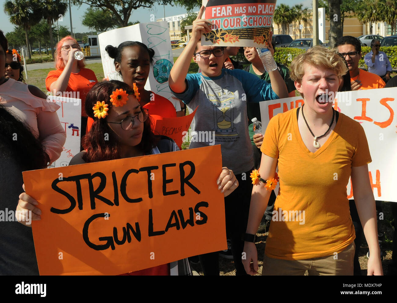 April 20, 2018 - Orlando, Florida, United States - Studenten am See Nona High School in Orlando, Florida, eine nicht-Schule sanktioniert Protest gegen Waffengewalt auf nationale Schule Arbeitsniederlegung Tag, 20. April 2018, der 19. Jahrestag des Columbine Schießen. Die Studierenden gaben an, dass sie bereit sind, die von der Schule für ihre Taten bestraft werden. (Paul Hennessy/Alamy) Credit: Paul Hennessy/Alamy leben Nachrichten Stockfoto