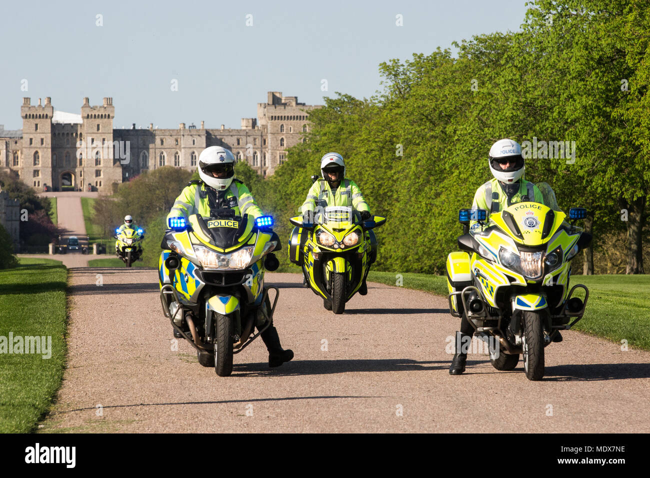 Windsor, Großbritannien. 20. April 2018. Polizei Motorrad outriders erleichtern die Abfahrt des Commonwealth Staats- von Windsor Castle nach dem Commonwealth Regierungschefs Leaders' Rückzug. Commonwealth Regierungschefs erörterten die Zukunft des Commonwealth sowie der Bestätigung "Prince of Wales" Angebot zu Commonwealth Rolle seiner Mutter während der Exerzitien beizutreten. Credit: Mark Kerrison/Alamy leben Nachrichten Stockfoto