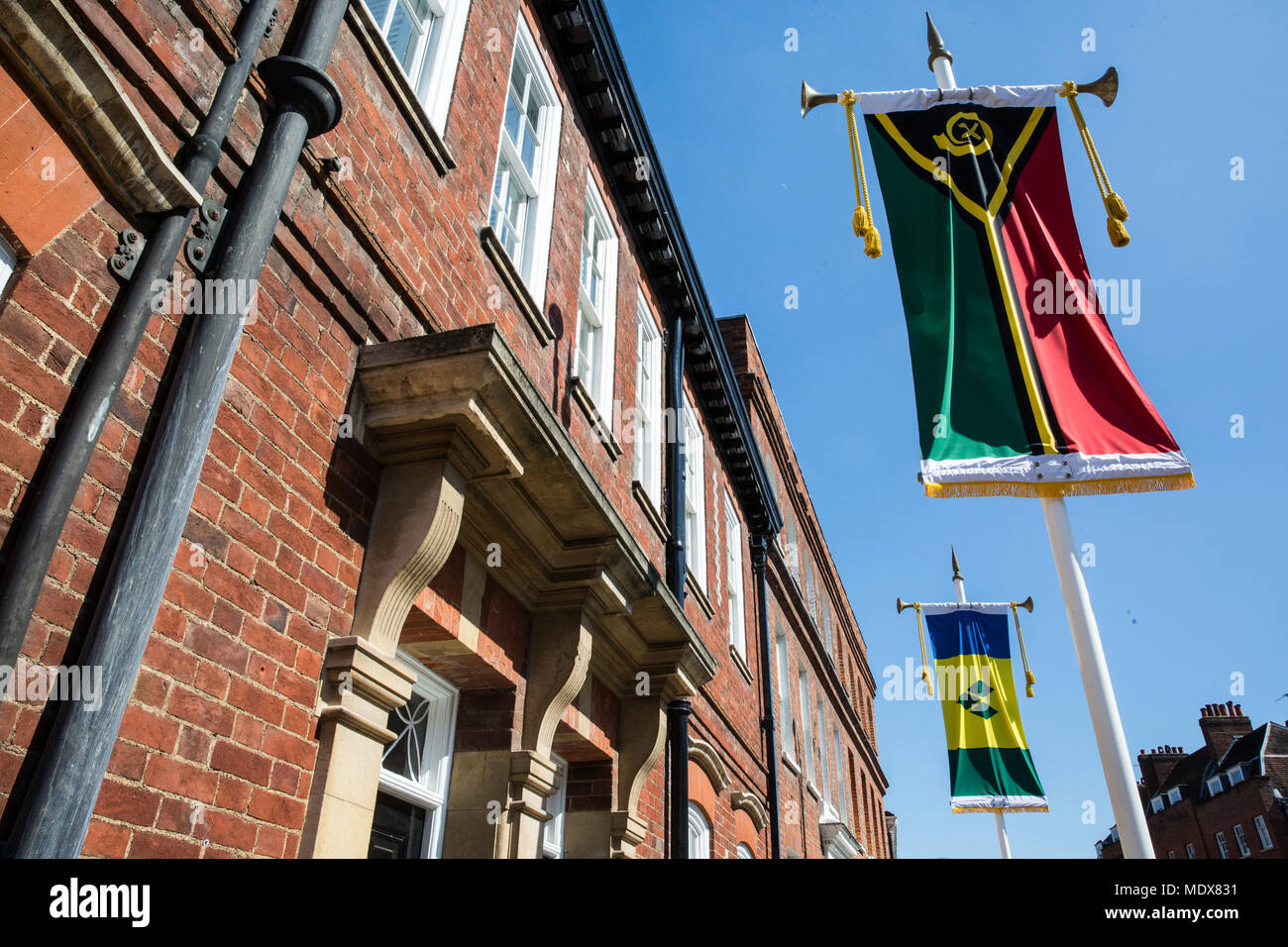 Windsor, Großbritannien. 20. April 2018. Die Flagge von Vanuatu fliegt in Windsor während der Tagung der Regierungschefs des Commonwealth. Vanuata wurde ursprünglich zu haben das Treffen, aber es war in Großbritannien nach der Insel eingeschaltet Infrastruktur Schäden während des Cyclone Pam gelitten. Credit: Mark Kerrison/Alamy leben Nachrichten Stockfoto