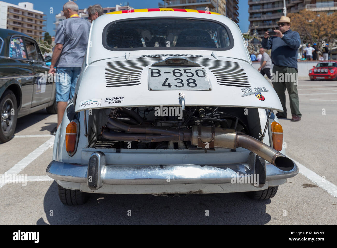 XV Rally Costa Brava Historic Car Race in einer kleinen Stadt Palamós in Katalonien. 04. 19. 2018 Spanien, Stadt Palamos Stockfoto