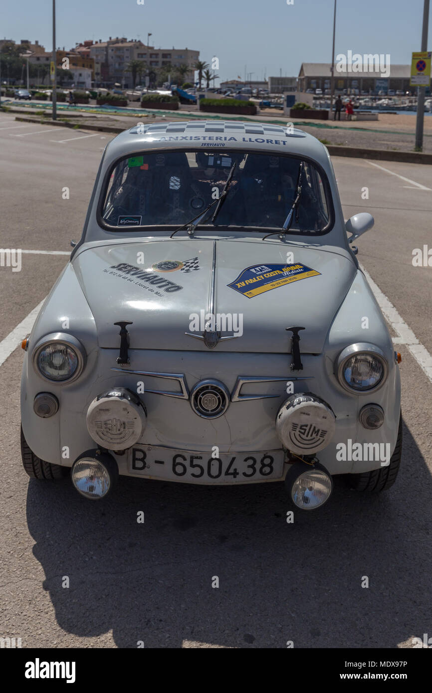 XV Rally Costa Brava Historic Car Race in einer kleinen Stadt Palamós in Katalonien. 04. 19. 2018 Spanien, Stadt Palamos Stockfoto