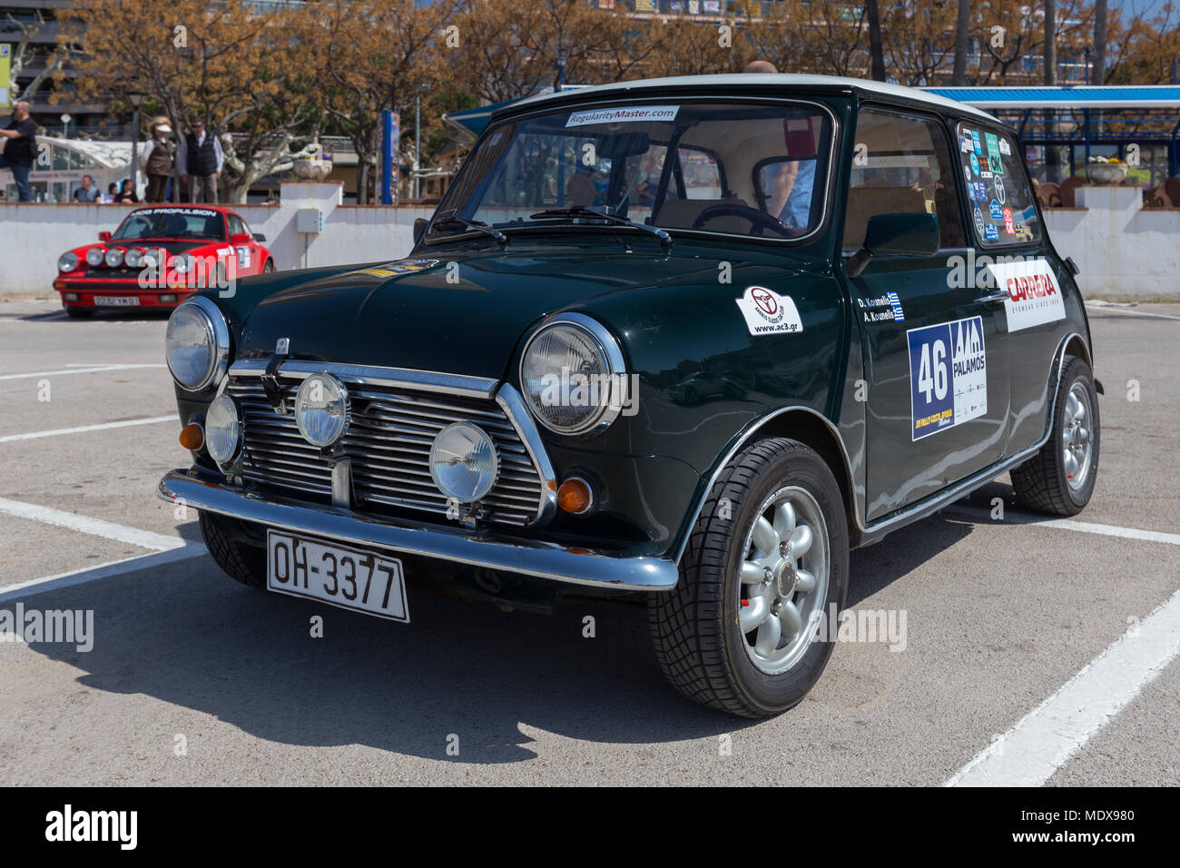 XV Rally Costa Brava Historic Car Race in einer kleinen Stadt Palamós in Katalonien. 04. 19. 2018 Spanien, Stadt Palamos Stockfoto