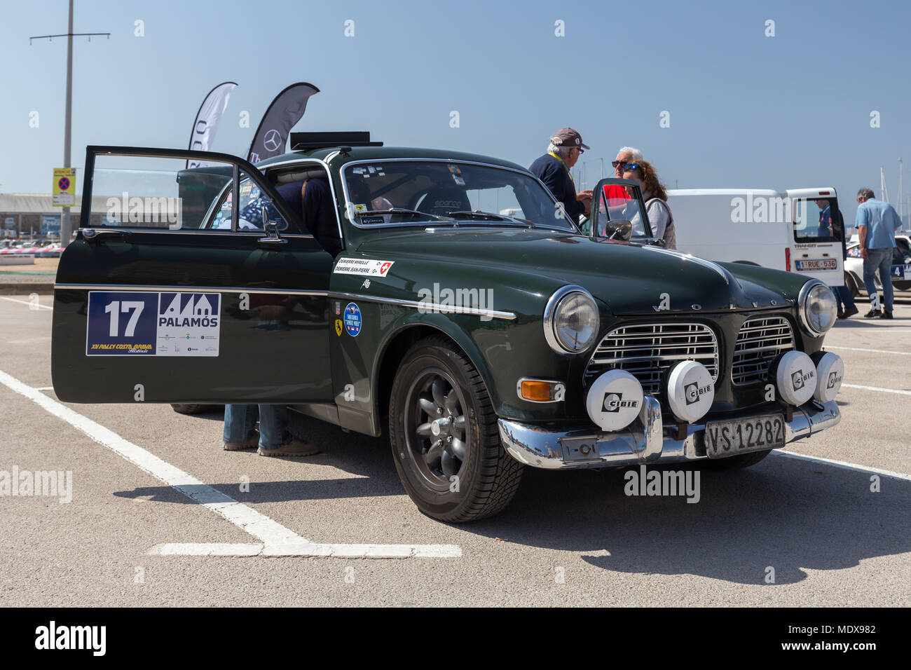 XV Rally Costa Brava Historic Car Race in einer kleinen Stadt Palamós in Katalonien. 04. 19. 2018 Spanien, Stadt Palamos Stockfoto