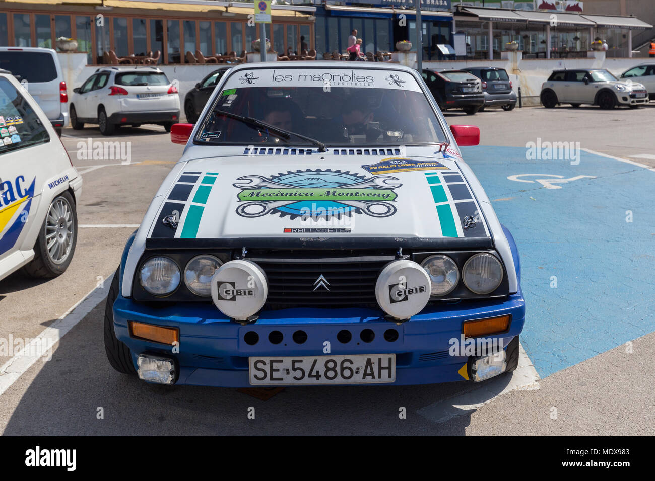 XV Rally Costa Brava Historic Car Race in einer kleinen Stadt Palamós in Katalonien. 04. 19. 2018 Spanien, Stadt Palamos Stockfoto