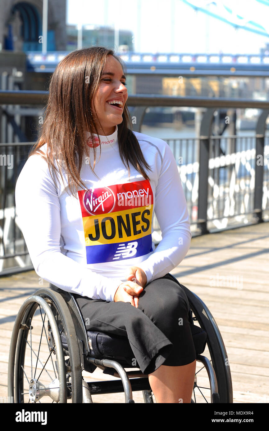 Jade Jones (GBR) an einem Virgin Money London Marathon Pre-race Photocall von Elite behinderten Athleten, Tower Hotel, London, Großbritannien. Jade Jones machte sie Senior marathon Debüt bei den London Marathon 2014 18 nach dem Gewinn der Mini London Marathon drei Mal in Folge von 2011 bis 2013, zweimal das Brechen der unter 17 s Girls' Kurs aufnehmen. Sie verließ die volle Marathon in beiden 2015 und 2016 zu beenden, aber eine enorme Verbesserung im letzten Jahr fünfter in 1:51:46. Der Marathon, der am Sonntag, den 22. April ist Teil der World Marathon Majors und auch der Welt Para Leichtathletik Marathon World Cu Stockfoto