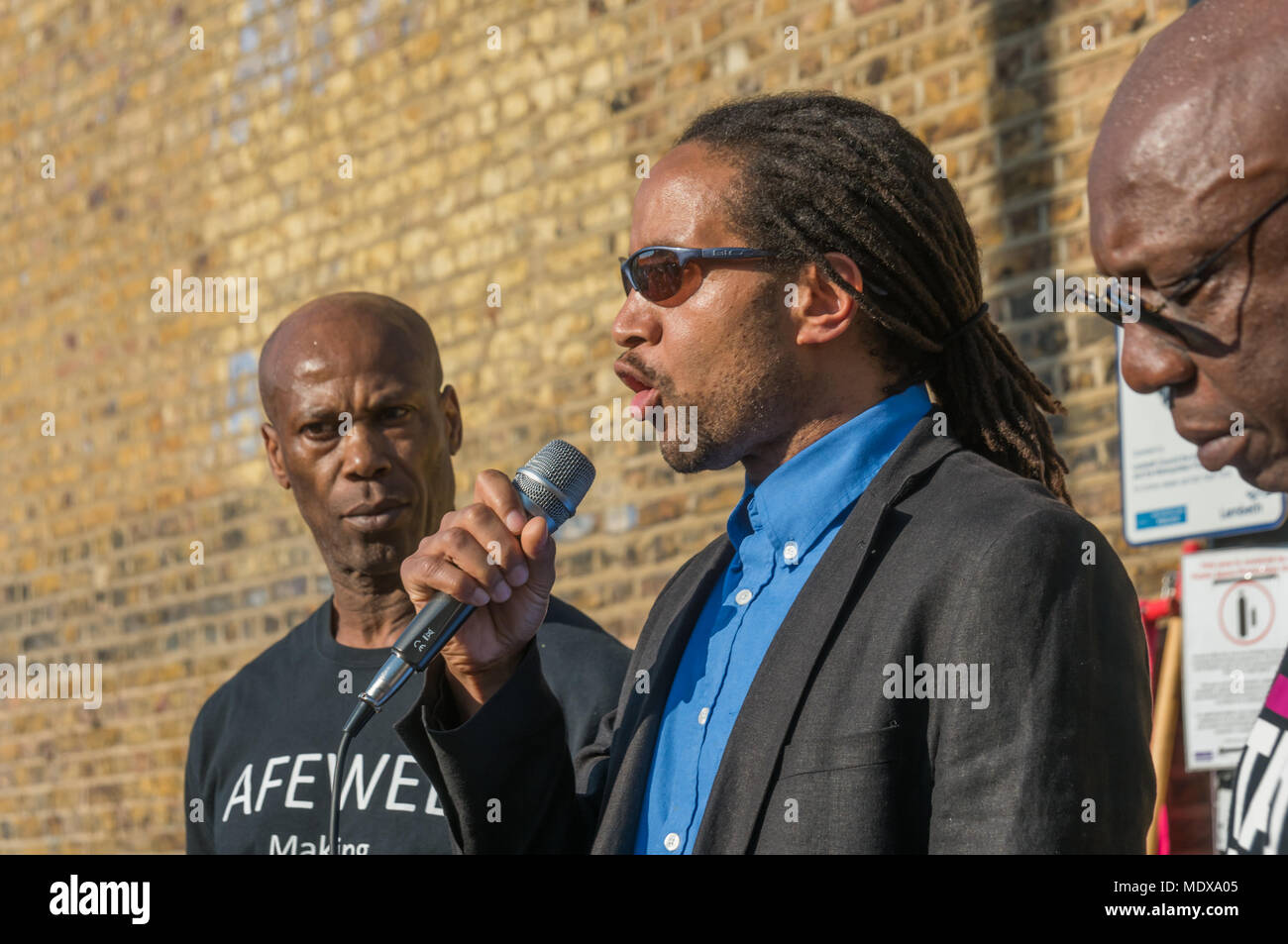 London, Großbritannien. April 2018 20. Hunderte kamen zu Windrush Square in Brixton ihren Respekt und Unterstützung für Migranten lange hier angesiedelt, die erklärt worden sind sie nicht bleiben in Großbritannien, weil sie nicht beweisen, dass Sie das Recht haben, zu bleiben. Die Einwanderung ist der einzige Teil der britischen Justiz, in denen diese Untersuchung verpflichtet sind, ihre Geschichten sind wahr, anstatt die Behörden in ihnen falsche zu beweisen, zu beweisen. Einige haben bereits aus dem Land vertrieben worden, andere verweigerte die Erlaubnis, nach ins Ausland gehen, Familien und Freunde zu besuchen zurück, bis in der Einwanderungspolitik in der gesperrten de Stockfoto