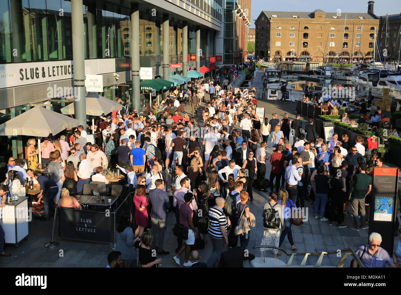 Abend Sommer Sonnenschein bringt die Massen in St. Katharine Docks, East London Stockfoto