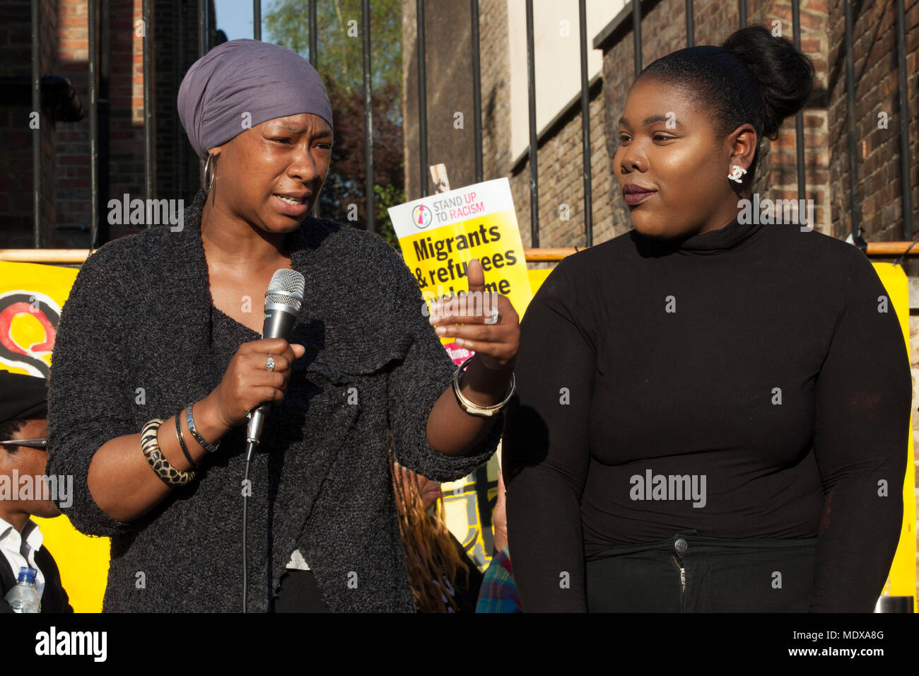 Eine friedliche Demonstration in Windrush Square, Brixton, außerhalb der Schwarzen kulturelle Archive, Solidarität mit den Mitgliedern der Windrush Generation, die Abschiebung Gesicht: Community Mitglieder sprechen sich gegen Bandenkriminalität, Messer und Pistole Kriminalität und Verbrechen zu zeigen Stockfoto