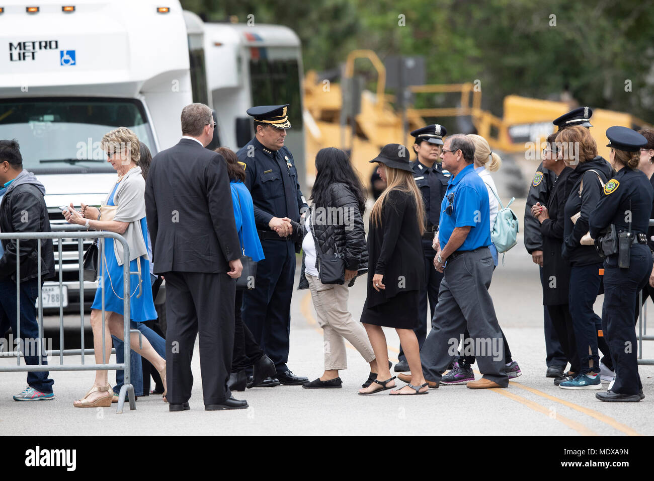 Polizei helfen mit Crowd Control als Trauernde kommen Respekt zu Ende der ehemaligen First Lady Barbara Bush am S. Martin's Episcopal Church in Houston Stockfoto