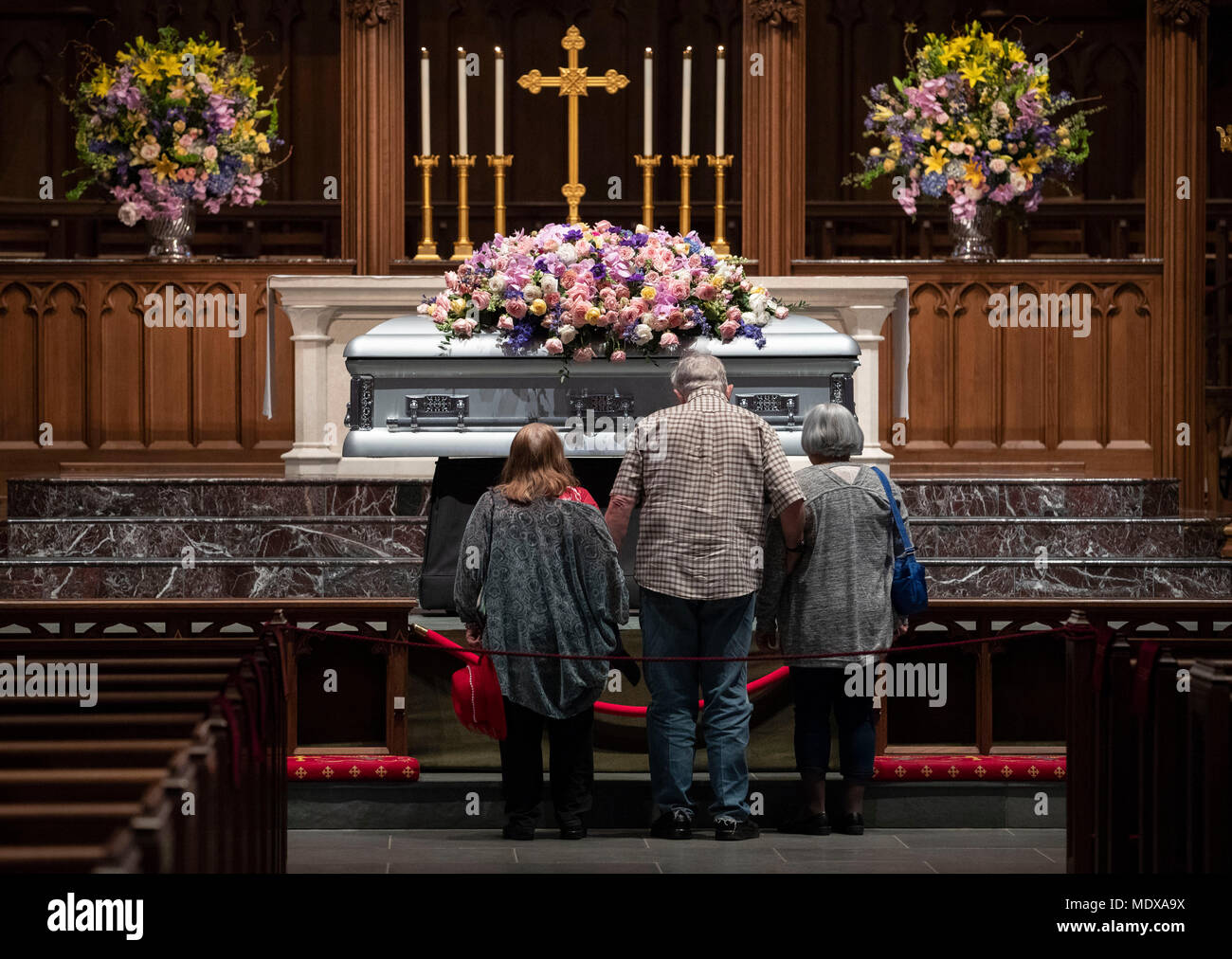 Trauernde zahlen ihren Respekt am Sarg des ehemaligen US-First Lady Barbara Bush an der St. Martin's Episcopal Church in Houston, TX. Stockfoto