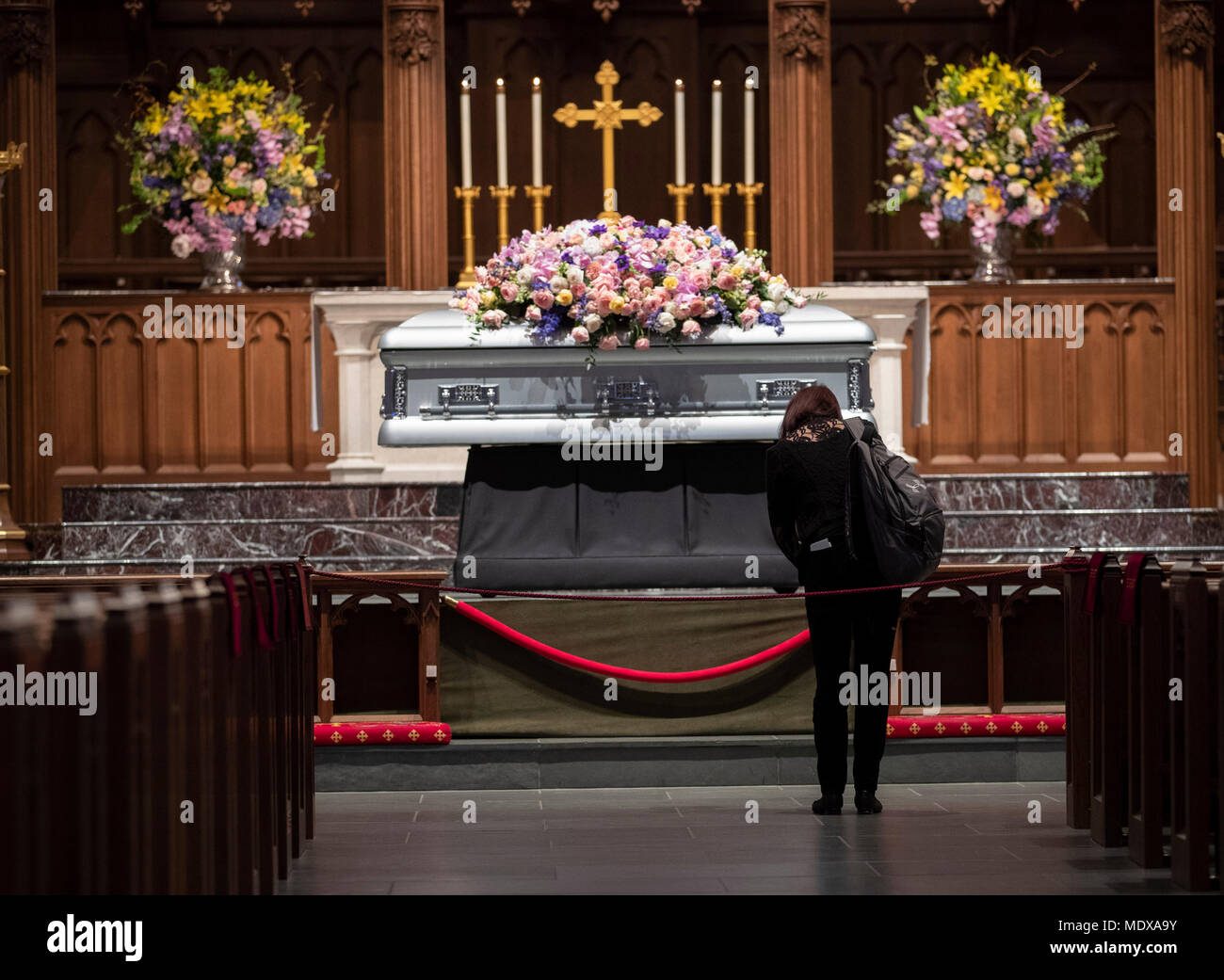 Trauernde zahlen ihren Respekt am Sarg des ehemaligen US-First Lady Barbara Bush an der St. Martin's Episcopal Church in Houston, TX. Stockfoto