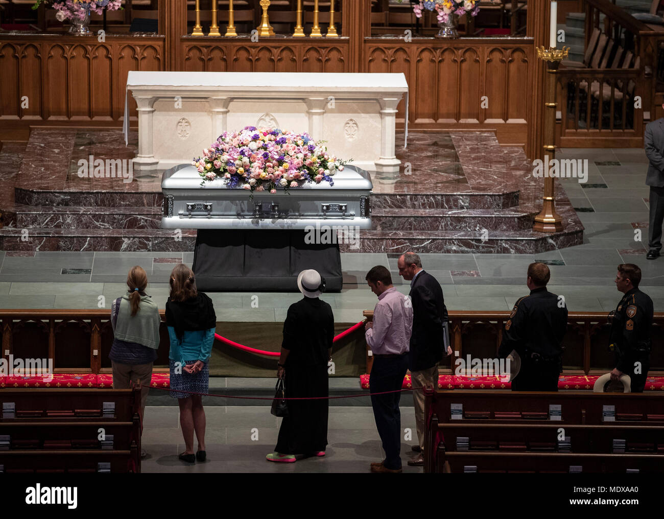 Trauernde zahlen ihren Respekt am Sarg des ehemaligen US-First Lady Barbara Bush an der St. Martin's Episcopal Church in Houston, TX. Stockfoto