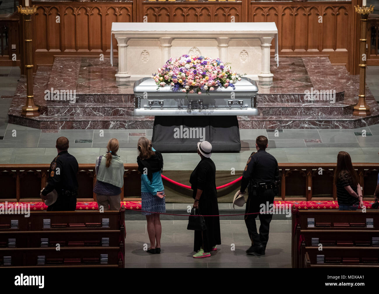 Trauernde zahlen ihren Respekt am Sarg des ehemaligen US-First Lady Barbara Bush an der St. Martin's Episcopal Church in Houston, TX. Stockfoto