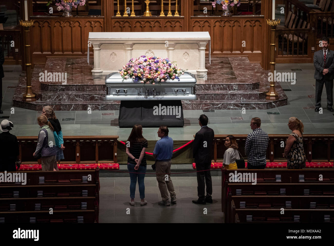 Trauernde zahlen ihren Respekt am Sarg des ehemaligen US-First Lady Barbara Bush an der St. Martin's Episcopal Church in Houston, TX. Stockfoto