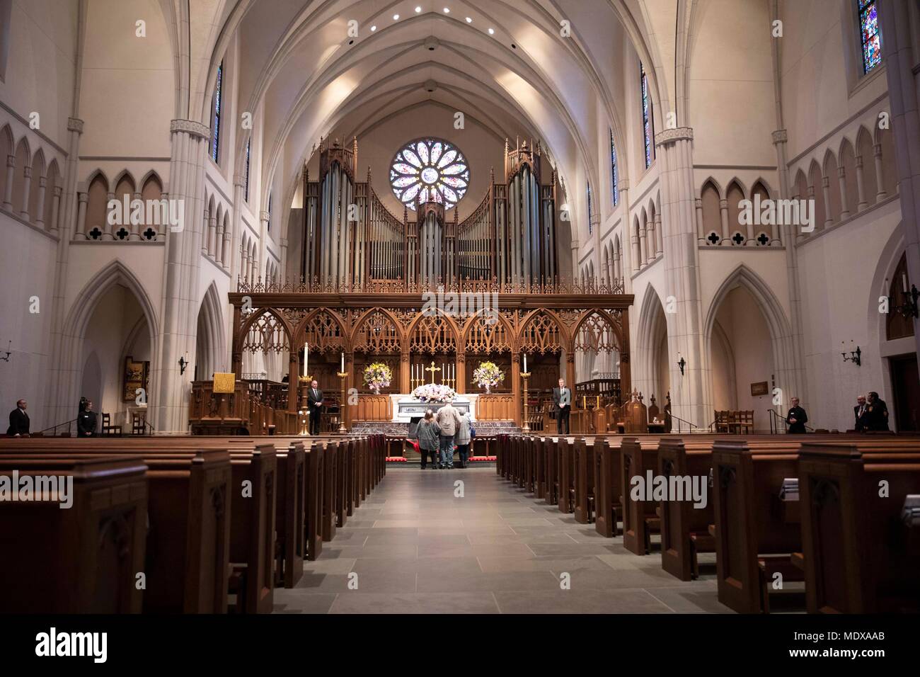 Trauernde zahlen ihren Respekt am Sarg des ehemaligen US-First Lady Barbara Bush an der St. Martin's Episcopal Church in Houston, TX. Stockfoto