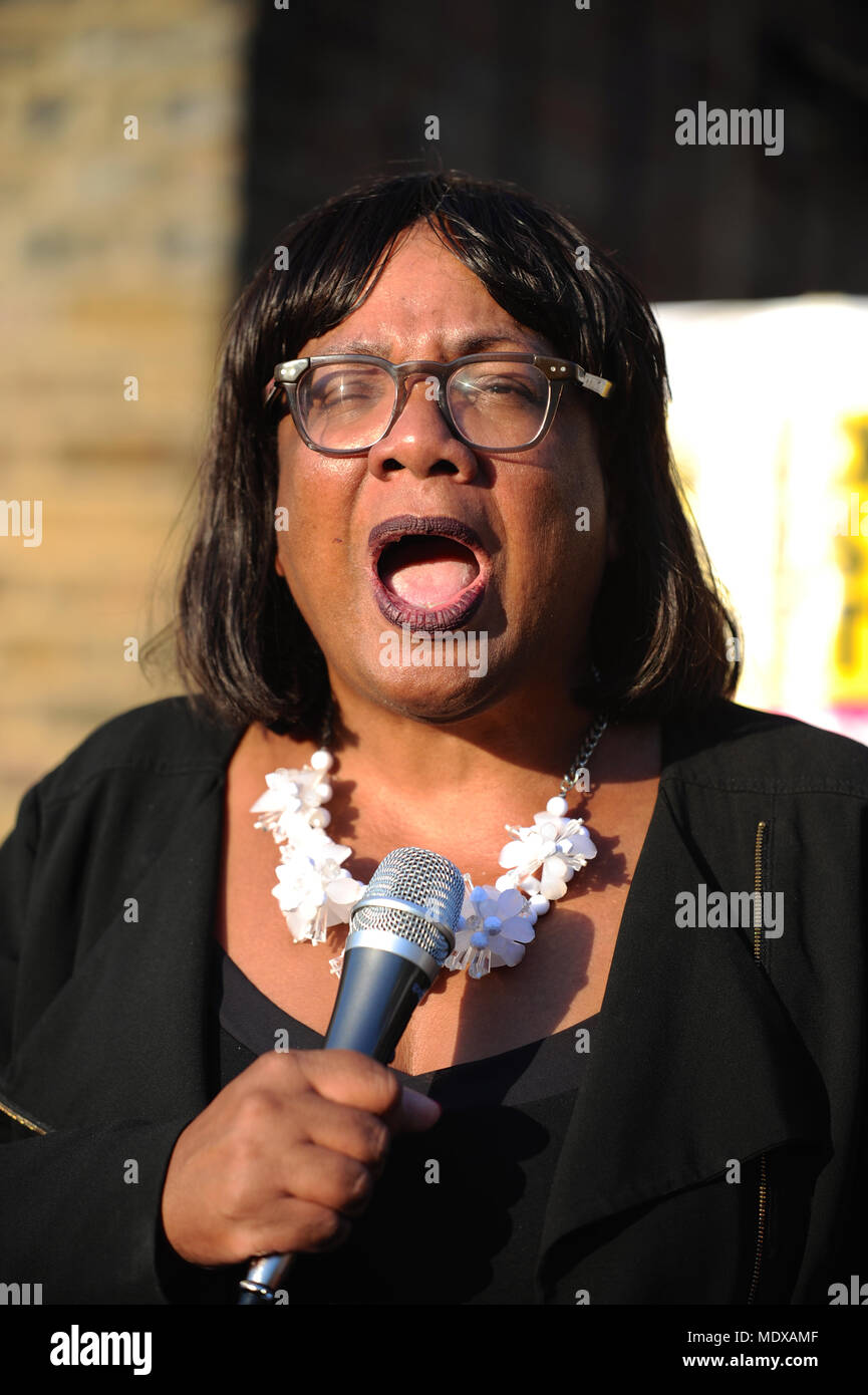 London, Großbritannien. 20. April 2018. Diane Abbott MP (Schatten Staatssekretär für Gesundheit) in einer Rede auf einer Windrush Generation Solidarität Demonstration, London, Vereinigtes Königreich. Die Demonstration war eine Reaktion auf Inkompetenz und bürokratischen Brutalität des Home Office in Richtung Windrush Generation aufgerufen. Die windrush Generation bezieht sich auf die Arbeitnehmer aus Jamaika, Trinidad und Tobago und anderen Inseln, die in London zwischen 1948 und 1971 als Antwort auf die Nachkriegszeit Arbeitskräftemangel in Großbritannien eingetroffen. Quelle: Michael Preston/Alamy leben Nachrichten Stockfoto