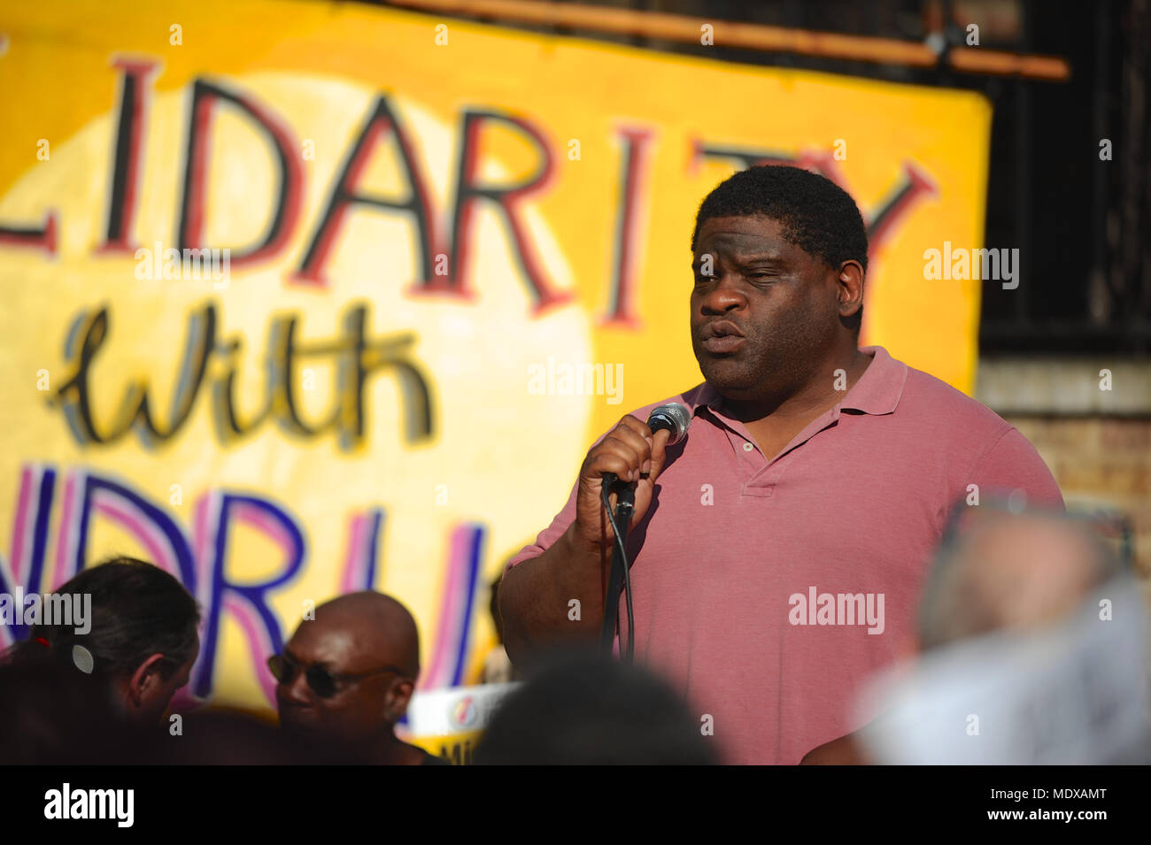 London, Großbritannien. 20. April 2018. Gary Younge (britischer Journalist, Autor und Sender) auf einer Windrush Generation Solidarität Demonstration, London, Vereinigtes Königreich. Die Demonstration war eine Reaktion auf Inkompetenz und bürokratischen Brutalität des Home Office in Richtung Windrush Generation aufgerufen. Die windrush Generation bezieht sich auf die Arbeitnehmer aus Jamaika, Trinidad und Tobago und anderen Inseln, die in London zwischen 1948 und 1971 als Antwort auf die Nachkriegszeit Arbeitskräftemangel in Großbritannien eingetroffen. Quelle: Michael Preston/Alamy leben Nachrichten Stockfoto