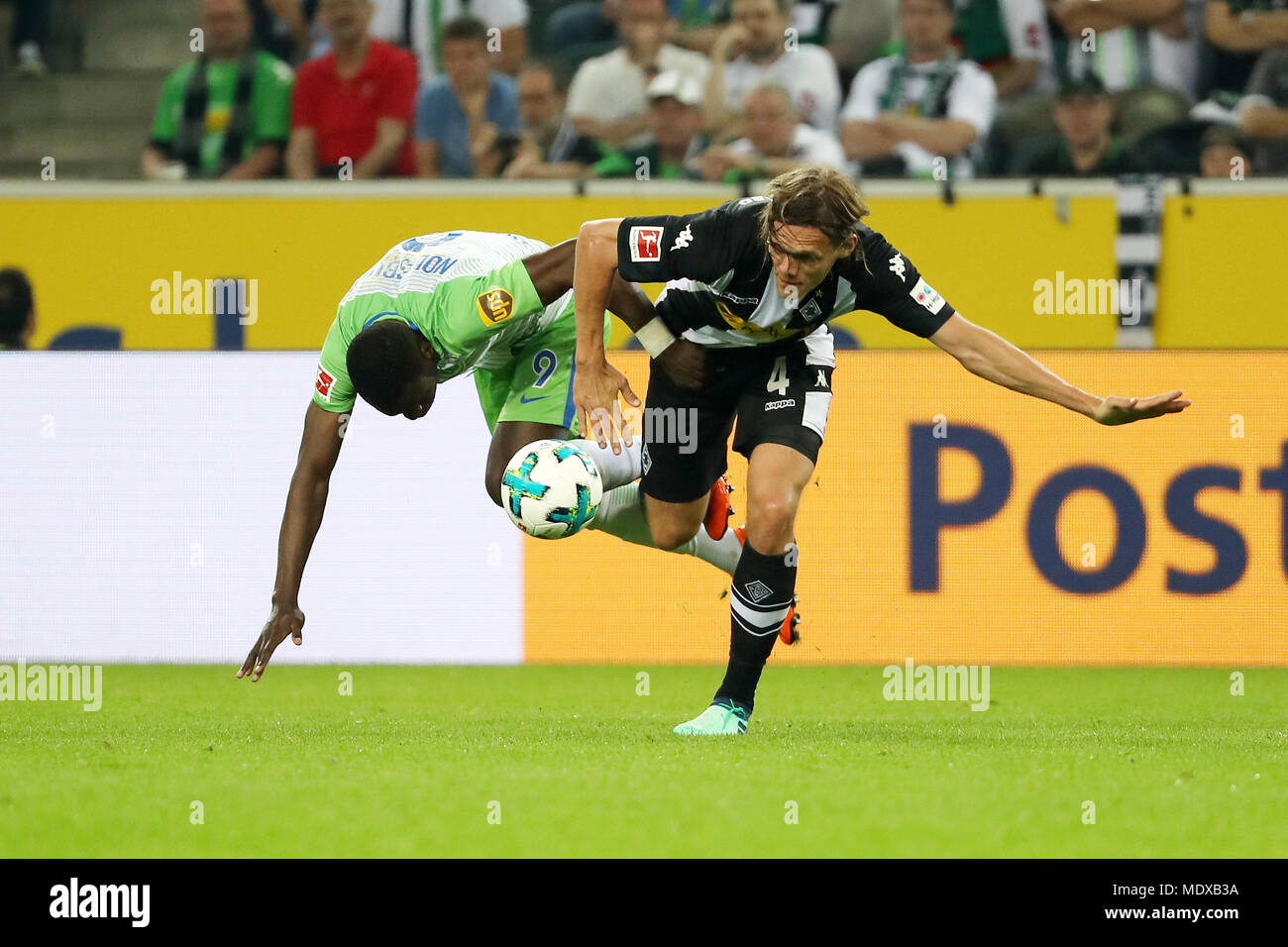 Mönchengladbach. 20 Apr, 2018. Jannik Vestergaard (R) von Mönchengladbach Mias mit Nalle Dimata des VfL Wolfsburg beim Bundesligaspiel zwischen Borussia Mönchengladbach und den VfL Wolfsburg im Borussia-Park in Mönchengladbach, Deutschland am 20. April 2018. Borussia Mönchengladbach gewann 3-0. Credit: Ulrich Hufnagel/Xinhua/Alamy leben Nachrichten Stockfoto