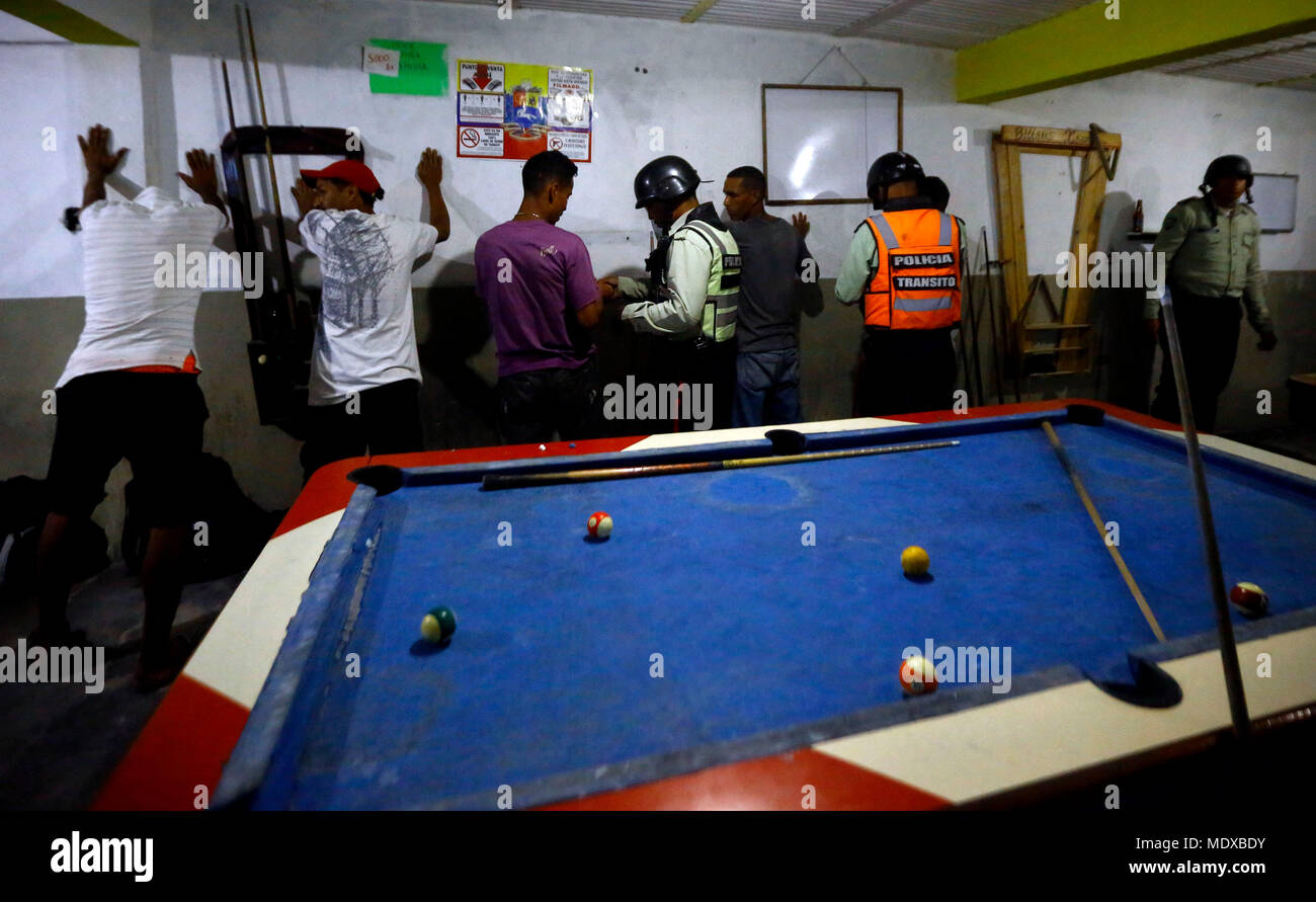 Valencia, Carabobo, Venezuela. 20 Apr, 2018. APRIL 20, 2018. Polizei durchführen, Beschlagnahme von Eigentum zu Menschen, die trinken Alkohol in der Nacht Spots wurden spät in der Nacht, während einer Operation der Stadtpolizei von Valencia, Carabobo Zustand. Foto: Juan Carlos Hernandez Credit: Juan Carlos Hernandez/ZUMA Draht/Alamy leben Nachrichten Stockfoto