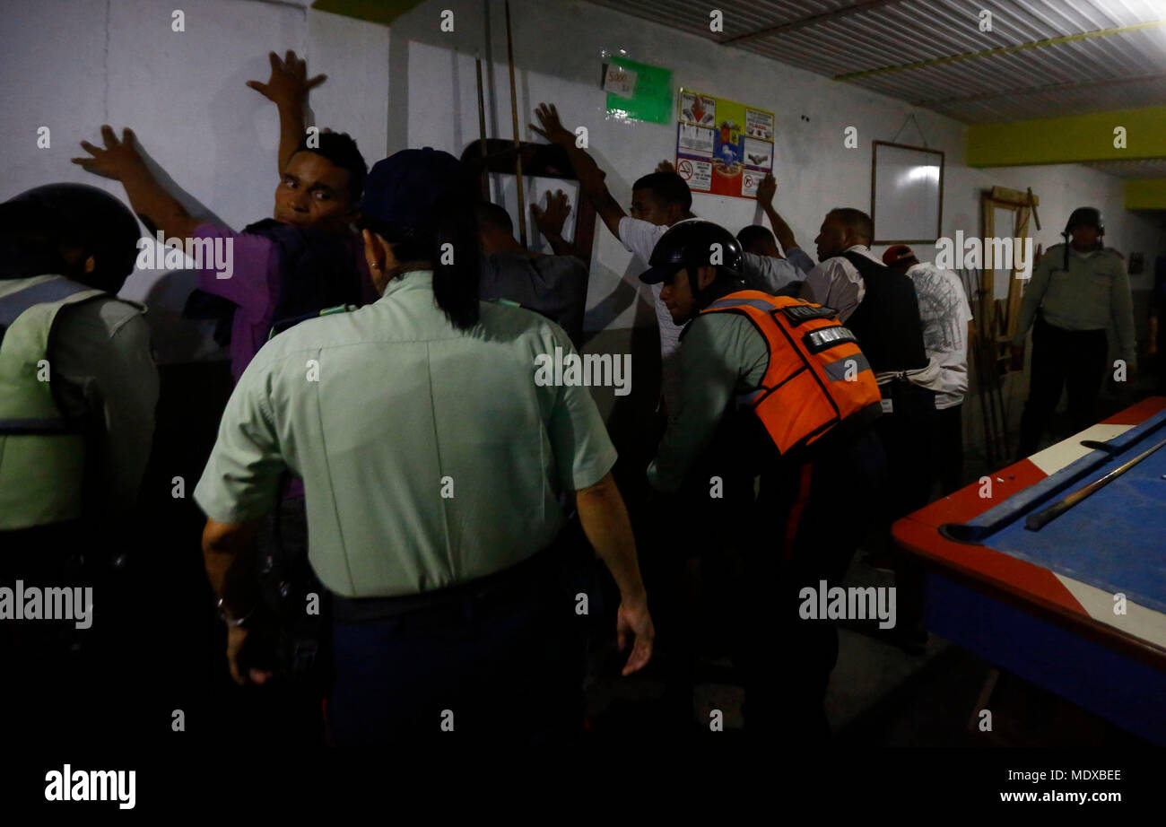 Valencia, Carabobo, Venezuela. 20 Apr, 2018. APRIL 20, 2018. Polizei durchführen, Beschlagnahme von Eigentum zu Menschen, die trinken Alkohol in der Nacht Spots wurden spät in der Nacht, während einer Operation der Stadtpolizei von Valencia, Carabobo Zustand. Foto: Juan Carlos Hernandez Credit: Juan Carlos Hernandez/ZUMA Draht/Alamy leben Nachrichten Stockfoto