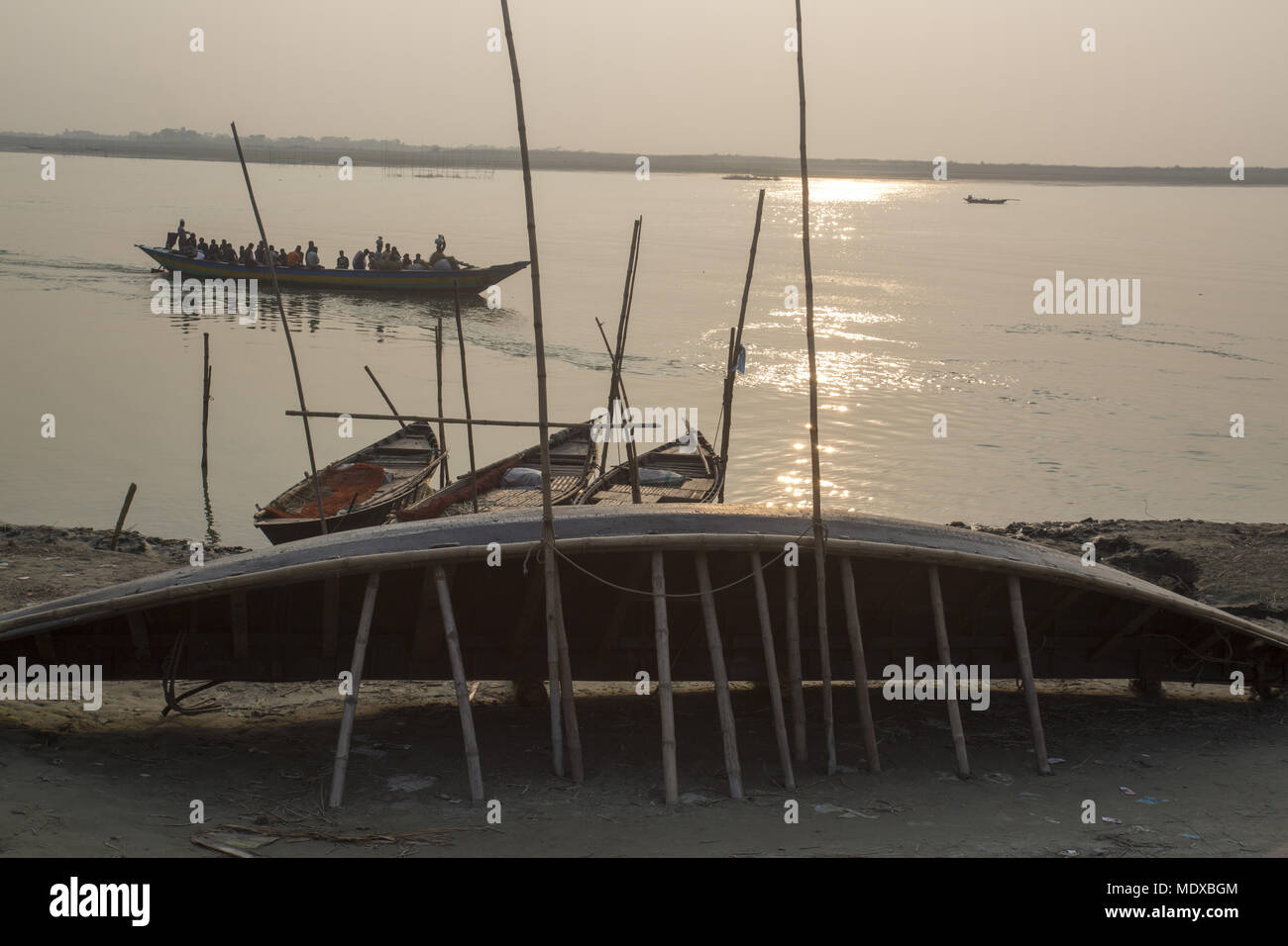 Munshigonj, Bangladesch. 24 Jan, 2017. MUNSHIGONJ, BANGLADESCH - Januar 24: Menschen verlieren ihre Häuser Ursachen von Padma Fluss Erosion in Munshigonj in der Nähe von Dhaka, Bangladesch am 24. Januar 2016. Die Erosion ist endemisch in Bangladesch mit Millionen als Ackerland, betroffen, und Dörfer sind zerstört. A 2013 Studie der Flüchtlings- und Migrationsbewegungen Forschergruppe an der Universität Dhaka und der britischen Sussex Zentrum für Migrationsforschung geschätzt, dass riverbank Erosion 50.000 bis 200.000 Menschen in Bangladesch jedes Jahr verdrängt. Bangladesch ist eines der am dichtesten bevölkerten Länder in der Stockfoto