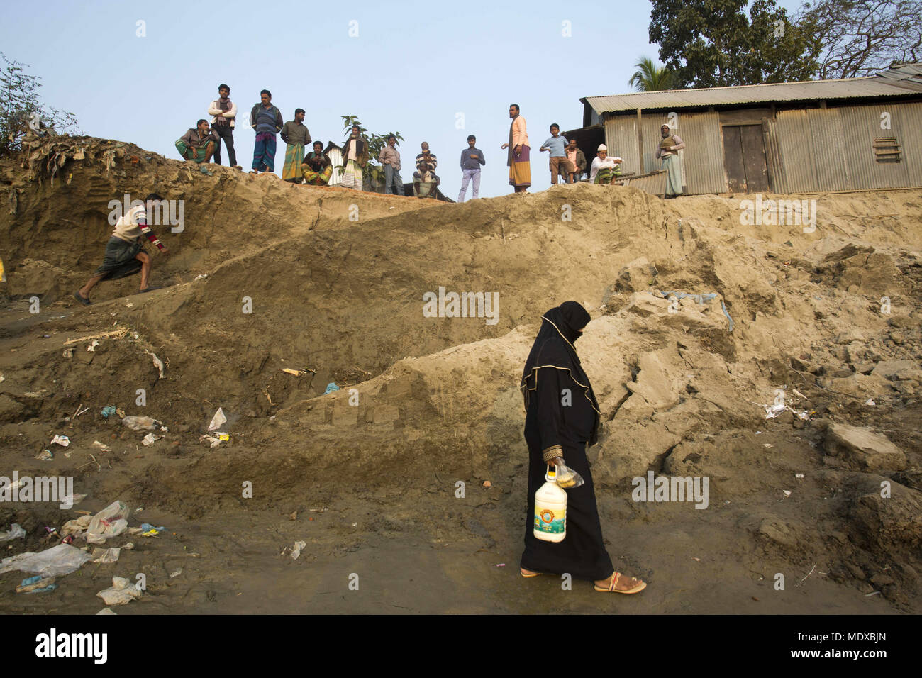 Munshigonj, Bangladesch. 24 Jan, 2017. MUNSHIGONJ, BANGLADESCH - Januar 24: Menschen verlieren ihre Häuser Ursachen von Padma Fluss Erosion in Munshigonj in der Nähe von Dhaka, Bangladesch am 24. Januar 2016. Die Erosion ist endemisch in Bangladesch mit Millionen als Ackerland, betroffen, und Dörfer sind zerstört. A 2013 Studie der Flüchtlings- und Migrationsbewegungen Forschergruppe an der Universität Dhaka und der britischen Sussex Zentrum für Migrationsforschung geschätzt, dass riverbank Erosion 50.000 bis 200.000 Menschen in Bangladesch jedes Jahr verdrängt. Bangladesch ist eines der am dichtesten bevölkerten Länder in der Stockfoto