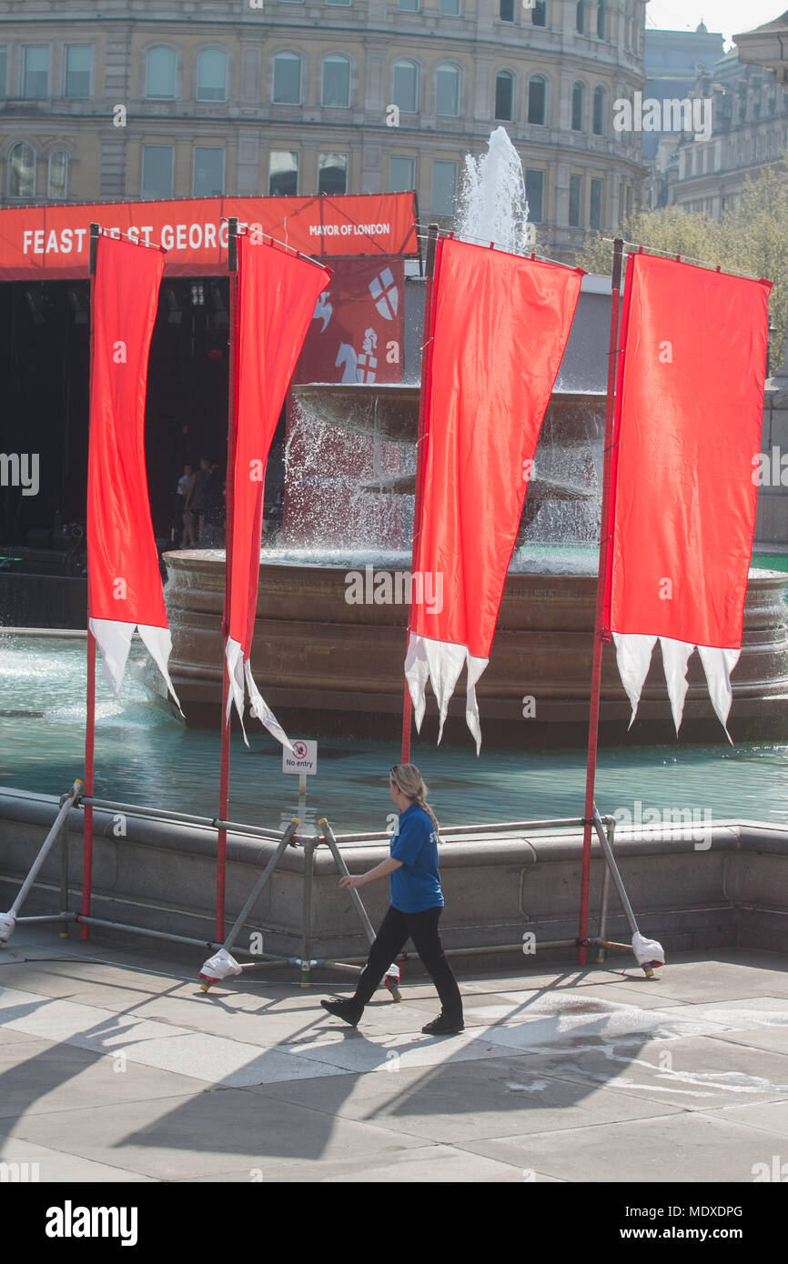 London, Großbritannien. 21. April 2018. Große rote Flaggen sind auf dem Trafalgar Square, dem Fest des Hl. Georg zu feiern, bewirtet von Sadiq Khan, Bürgermeister von London, nach St. George's Day Credit: Amer ghazzal/Alamy Live News Credit: Amer ghazzal/Alamy Leben Nachrichten feiern Stockfoto