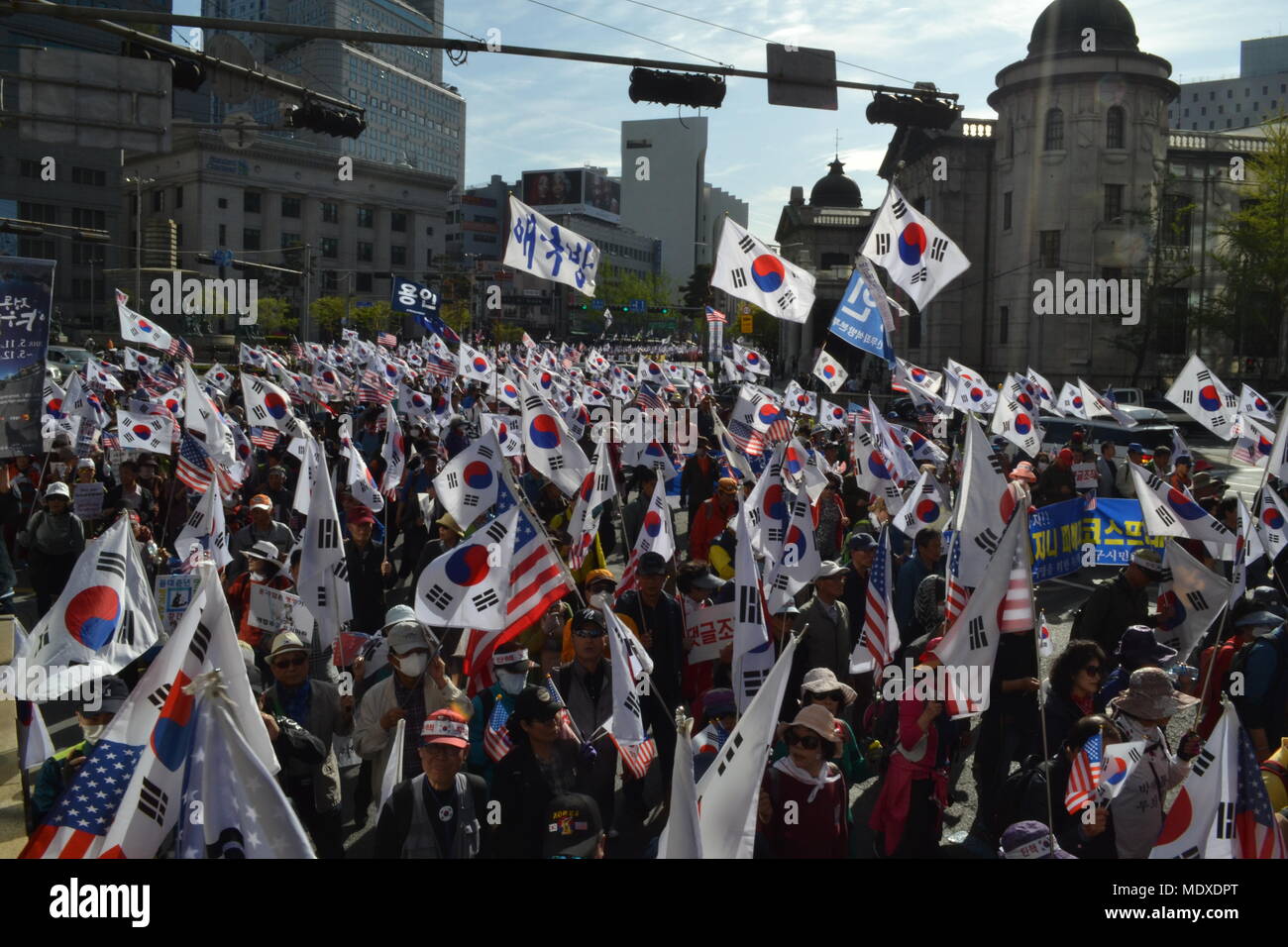 Seoul Kundgebung gegen Präsident Moon Jae-in und für die Freigabe der Park Gyeun-hye. Aufruf für die Erklärung der Krieg gegen Nordkorea und die USA auf, ihre Allianz mit Südkorea stärken. 21. April 2018 Stockfoto