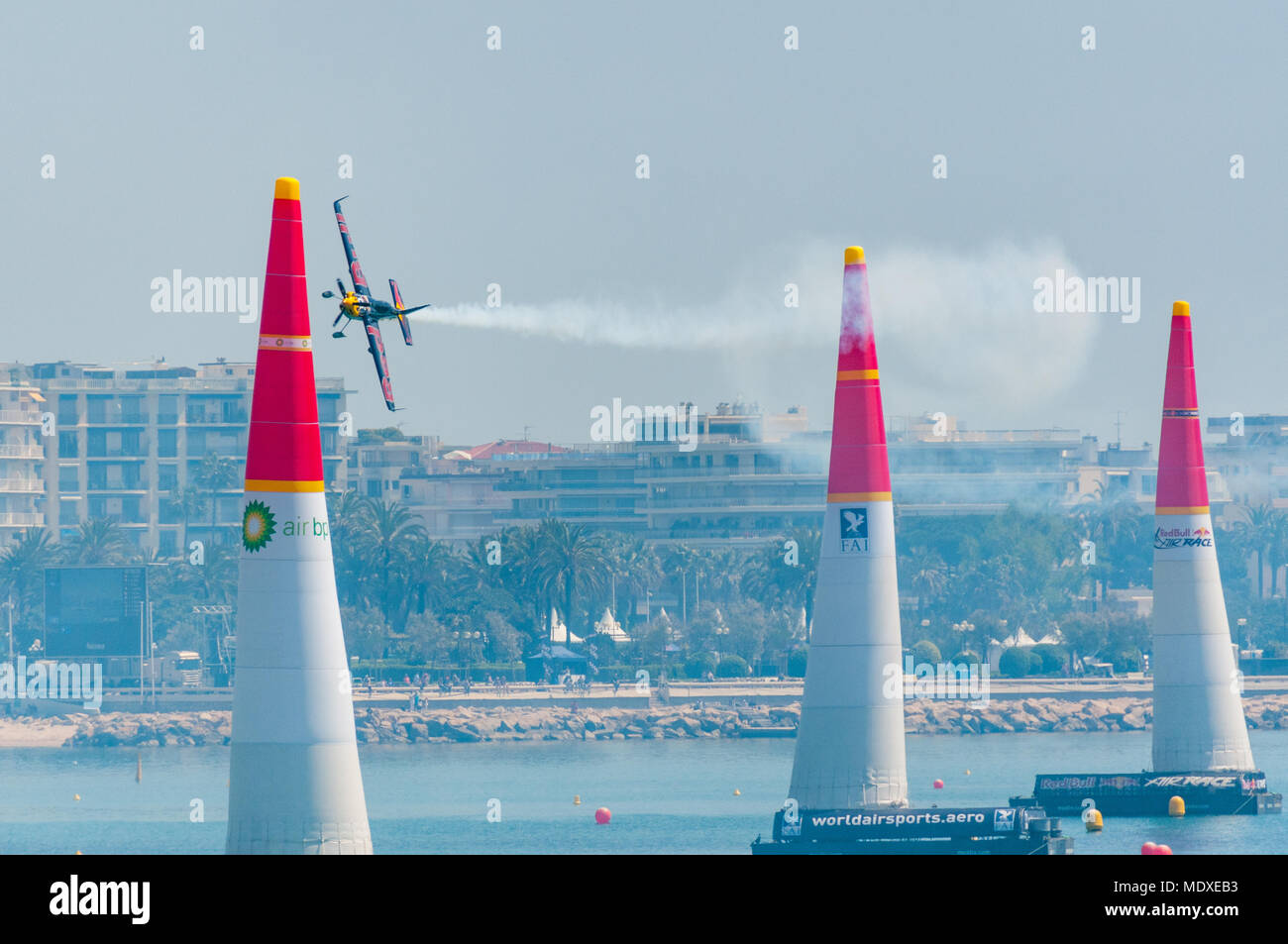 Cannes, Frankreich - 20 April 2018 Freie Praxis der ersten Red Bull Air Race von Cannes' Frederic DIDES Alamy leben Nachrichten' Stockfoto