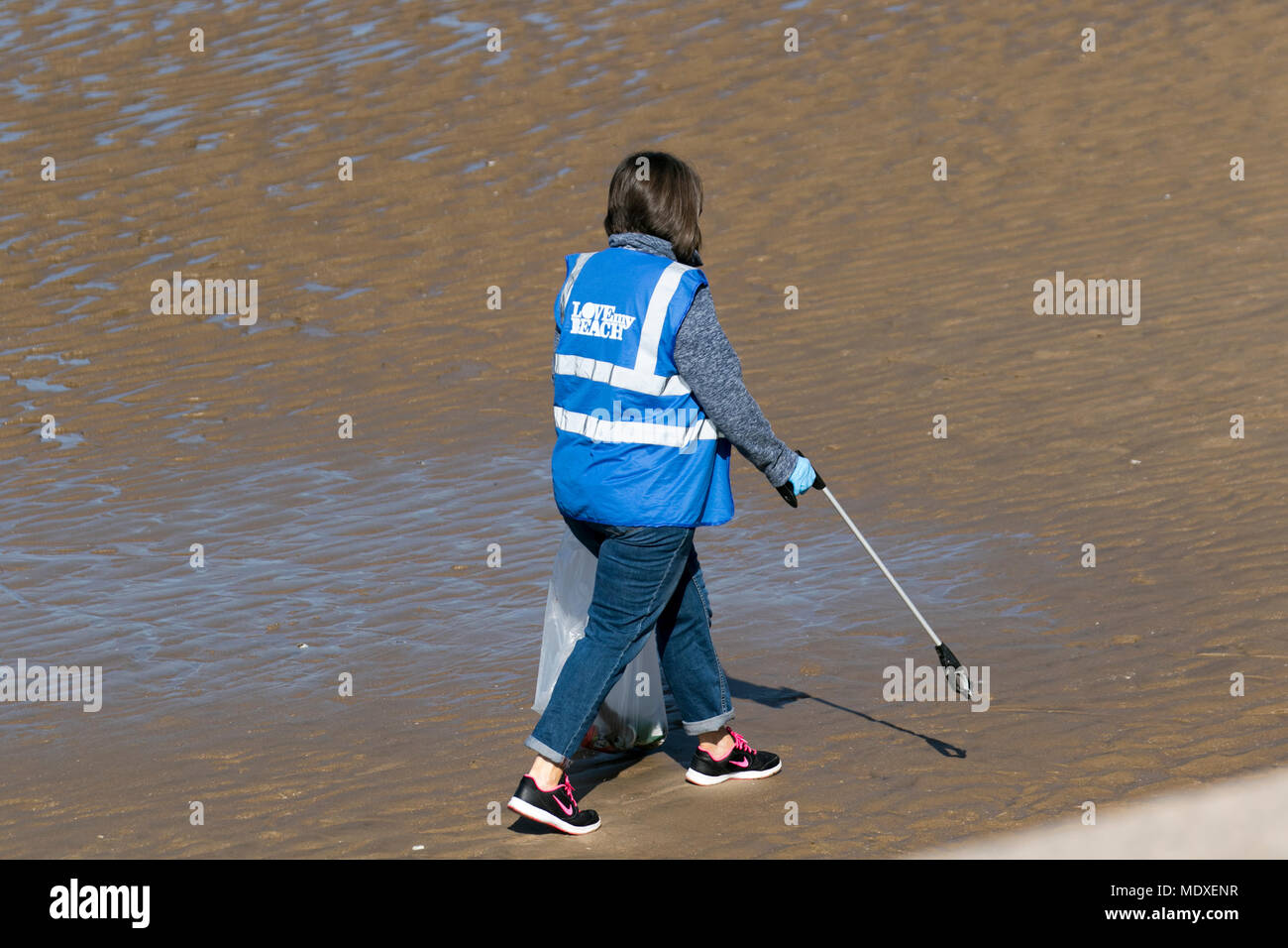 Blackpool, Großbritannien. 21. April 2018. Sonnigen Start in den Tag an der Fylde Coast als Freiwillige aus der "Liebe meine Beach' auf das Vorland der klar die Sande der Müll, Müll oder Müll vom Meer hinunter. Credit: MediaWorldImages/AlamyLiveNews. Stockfoto