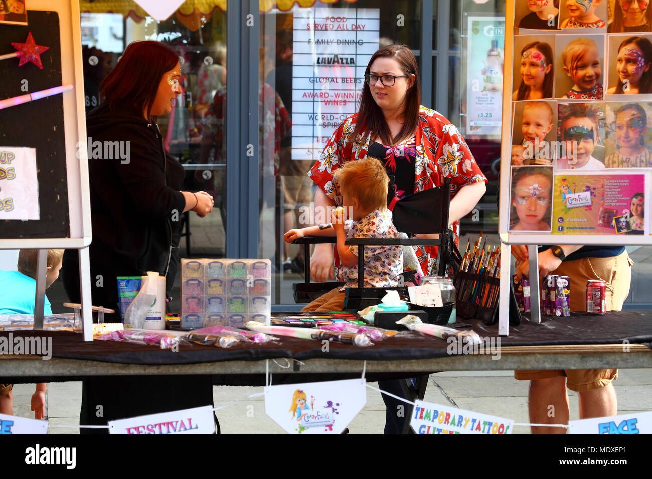 Leeds, Großbritannien. 21. April 2018. Den ersten Tag der zweitägigen Veranstaltung in Morley feiern St George's Tag beginnt mit Outdoor Stände und Attraktionen für die ganze Familie. Dieser Stall verkaufen temporay Tattoos war, das Festival ist das größte zur St. George's Day Feier in Großbritannien zieht bis zu 20.000 Besucher in die Stadt. Credit: Andrew Gardner/Alamy leben Nachrichten Stockfoto