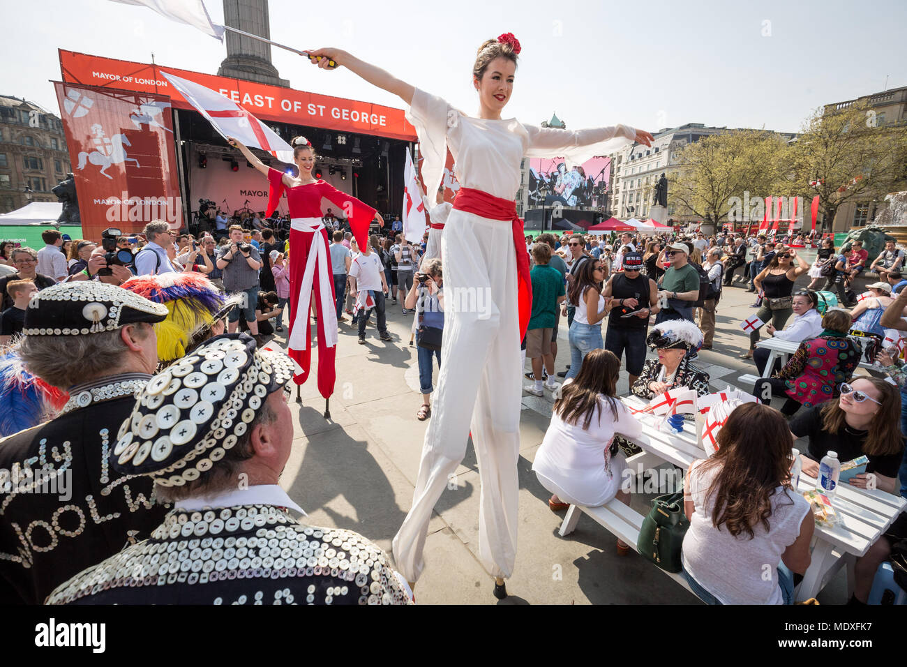 London, Großbritannien. 21. April 2018. Das Fest des Hl. Georg feiern auf dem Trafalgar Square. Credit: Guy Corbishley/Alamy leben Nachrichten Stockfoto