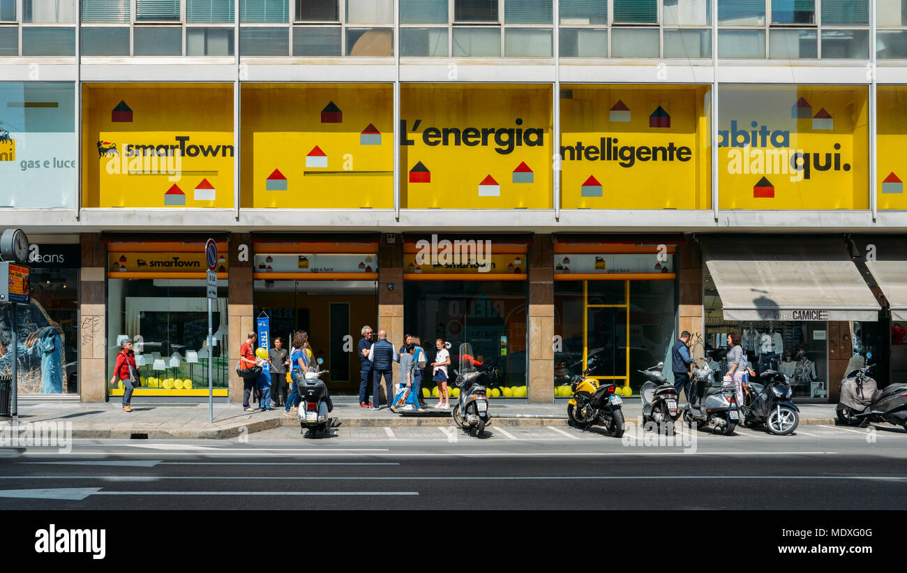 Mailand, Italien - 21. April 2018: Als Teil von Mailand Hosting der Internationalen Möbel- und Designmesse (Salone del Mobile), ENI Gas e Luce, einen visionären Ausblick durch die smarTown Eröffnungs-Erfahrung Store angeboten eingestellt hat. Besucher können sich entspannen, arbeiten, Leute treffen, und die Erfahrung, was es bedeutet, in einem intelligenten Haus zu leben beim Versuch, Hive Technologie aus erster Hand Credit: Alexandre Rotenberg/Alamy leben Nachrichten Stockfoto