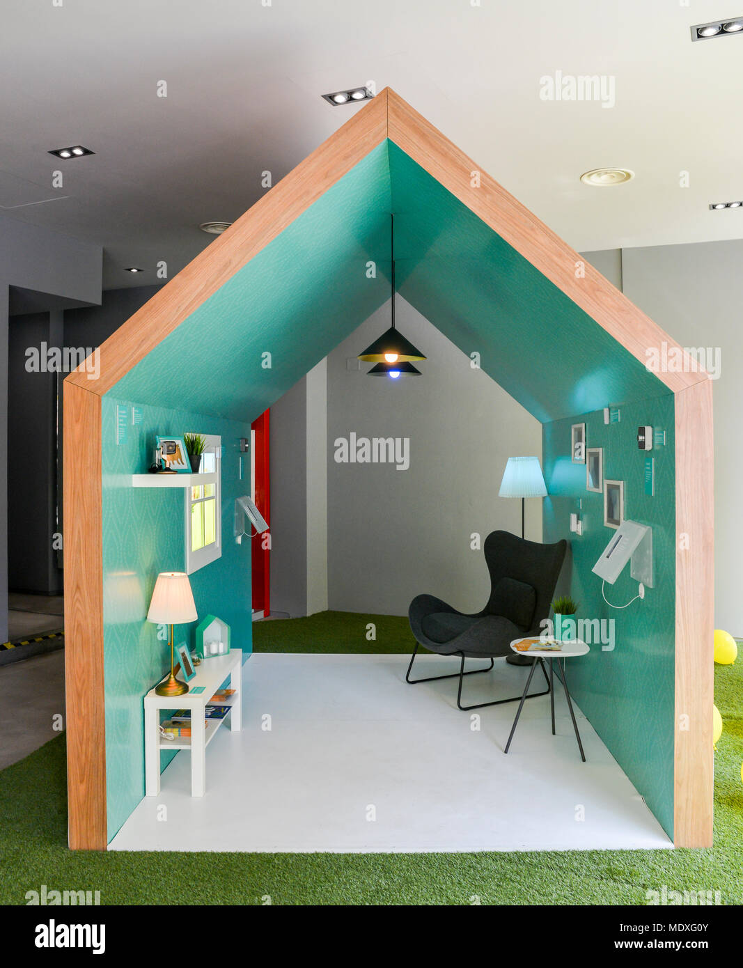 Mailand, Italien - 21. April 2018: Als Teil von Mailand Hosting der Internationalen Möbel- und Designmesse (Salone del Mobile), ENI Gas e Luce, einen visionären Ausblick durch die smarTown Eröffnungs-Erfahrung Store angeboten eingestellt hat. Besucher können sich entspannen, arbeiten, Leute treffen, und die Erfahrung, was es bedeutet, in einem intelligenten Haus zu leben beim Versuch, Hive Technologie aus erster Hand Credit: Alexandre Rotenberg/Alamy leben Nachrichten Stockfoto