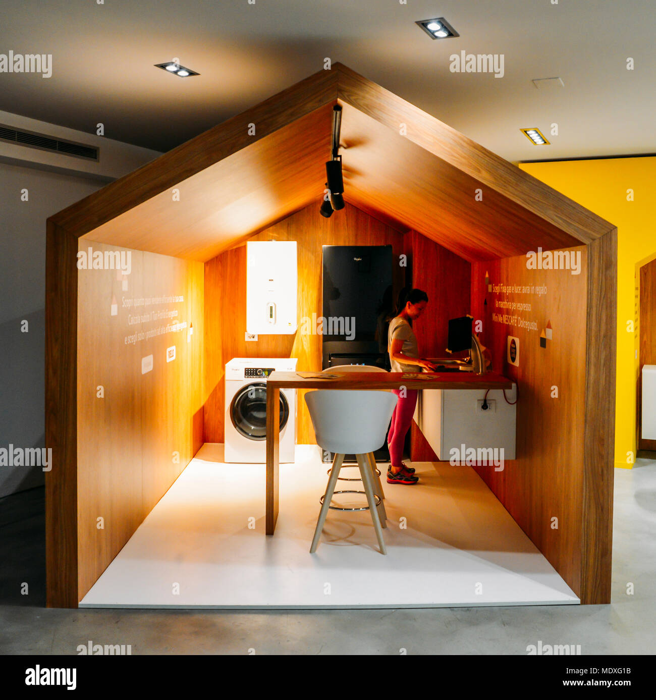 Mailand, Italien - 21. April 2018: Als Teil von Mailand Hosting der Internationalen Möbel- und Designmesse (Salone del Mobile), ENI Gas e Luce, einen visionären Ausblick durch die smarTown Eröffnungs-Erfahrung Store angeboten eingestellt hat. Besucher können sich entspannen, arbeiten, Leute treffen, und die Erfahrung, was es bedeutet, in einem intelligenten Haus zu leben beim Versuch, Hive Technologie aus erster Hand Credit: Alexandre Rotenberg/Alamy leben Nachrichten Stockfoto