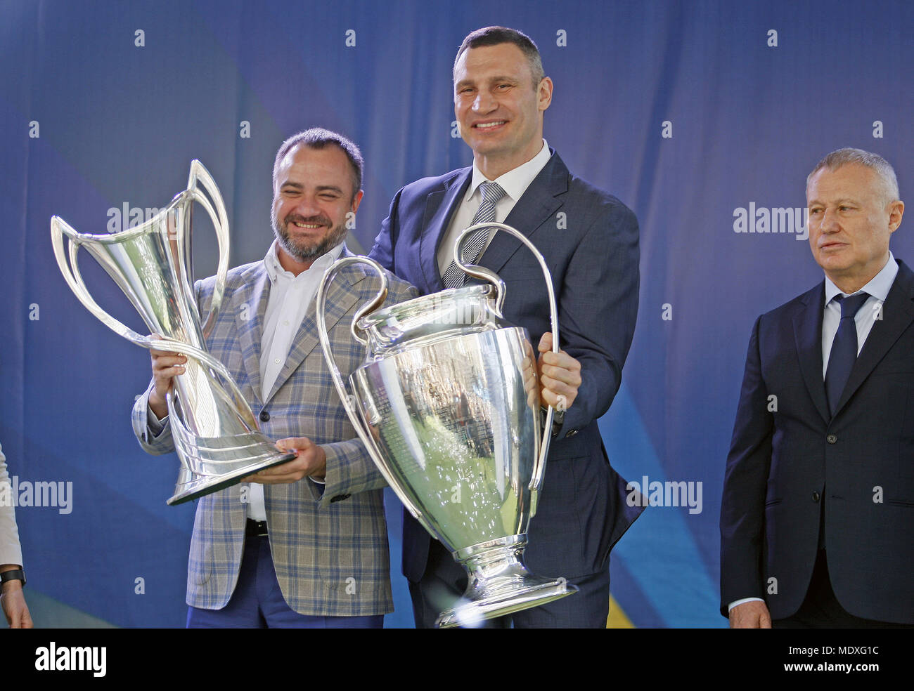 Kiew, Ukraine. 21 Apr, 2018. ANDRIY PAWLENKO (L), Präsident der Föderation  der Fußball in der Ukraine, und Vitali Klitschko (R), der Bürgermeister von  Kiew, posieren mit den Trophäen während einer Übergabe in