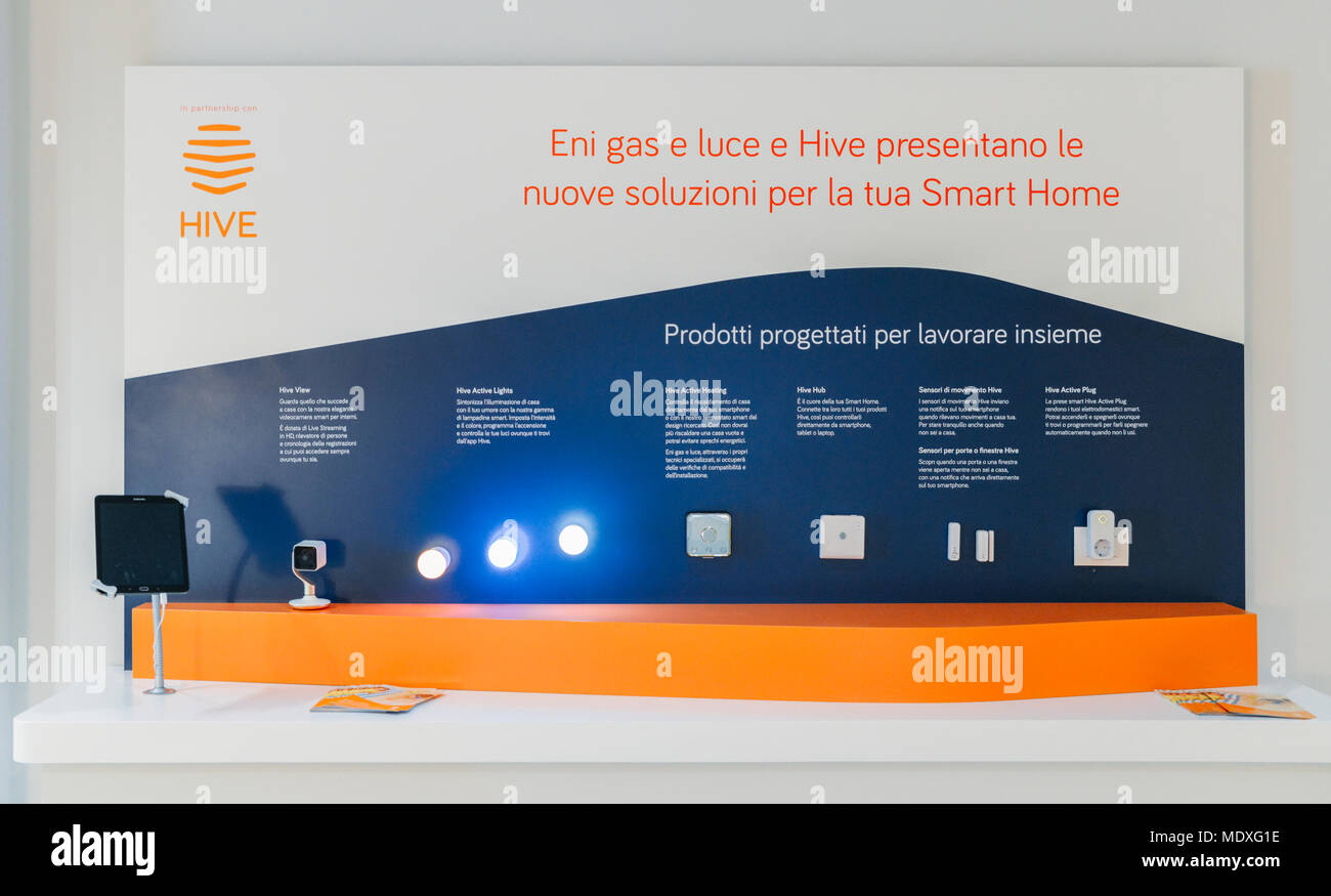 Mailand, Italien - 21. April 2018: Als Teil von Mailand Hosting der Internationalen Möbel- und Designmesse (Salone del Mobile), ENI Gas e Luce, einen visionären Ausblick durch die smarTown Eröffnungs-Erfahrung Store angeboten eingestellt hat. Besucher können sich entspannen, arbeiten, Leute treffen, und die Erfahrung, was es bedeutet, in einem intelligenten Haus zu leben beim Versuch, Hive Technologie aus erster Hand Credit: Alexandre Rotenberg/Alamy leben Nachrichten Stockfoto