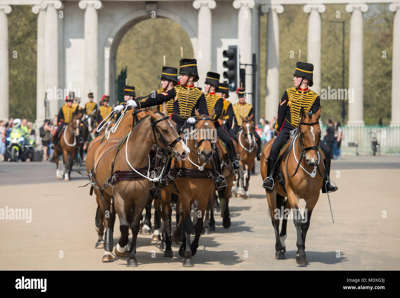 Apsley, London, UK. 21. April 2018. Der King's Troop Royal Horse artillery Fahrt zurück zu Wellington Kaserne nach dem Staging a41 Pistole Royal Salute im Hyde Park, Salutierte das Kriegerdenkmal. Credit: Malcolm Park/Alamy Leben Nachrichten. Stockfoto